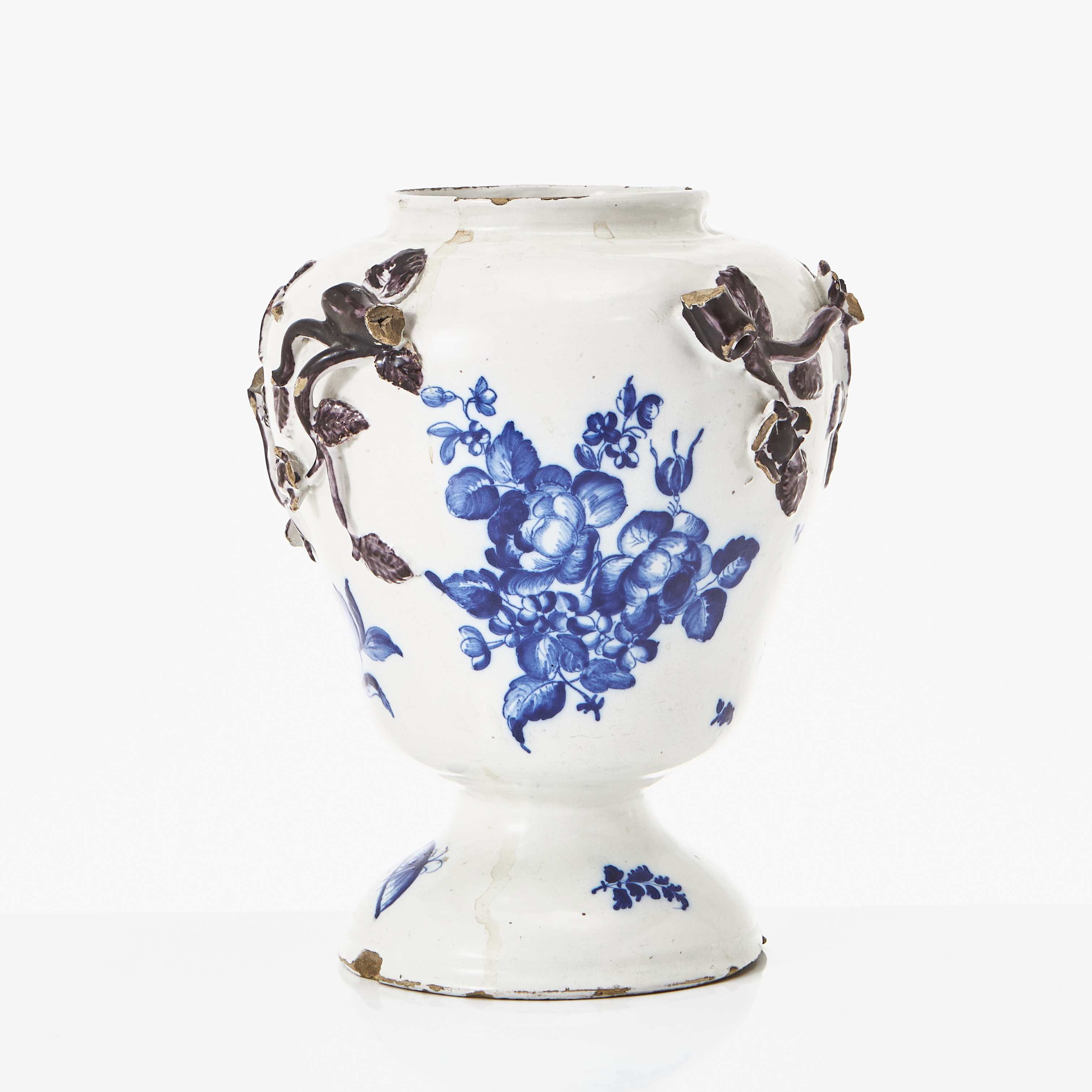 URNA, fajans, Tyskland, 1700-tal, päronformad kropp, på fot, dekor av blommor i blått samt kvistar i relief, märkt -67.