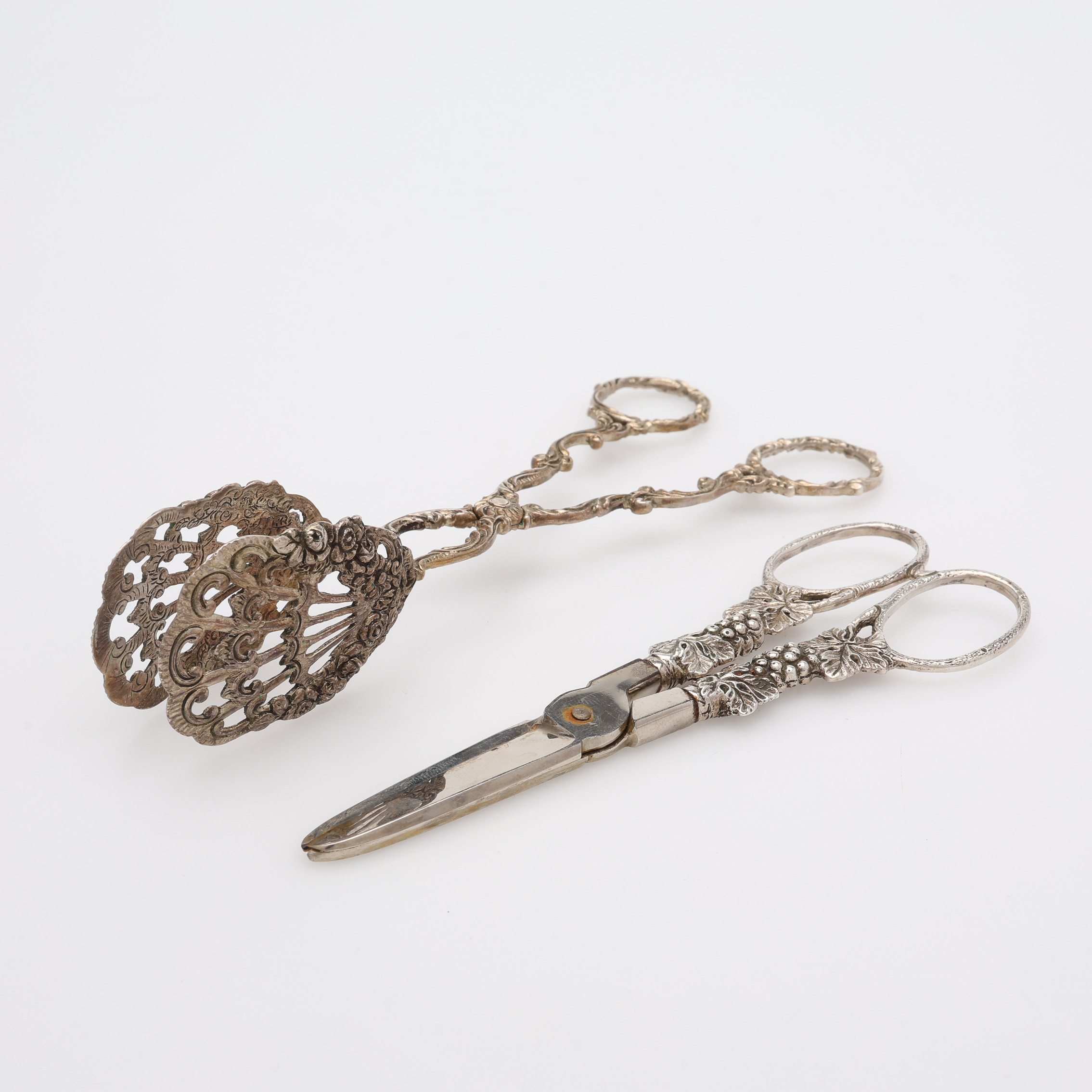 DRUVSAX & KAKTÅNG, SILVER, TOTALVIKT CA 80,9 GRAM.