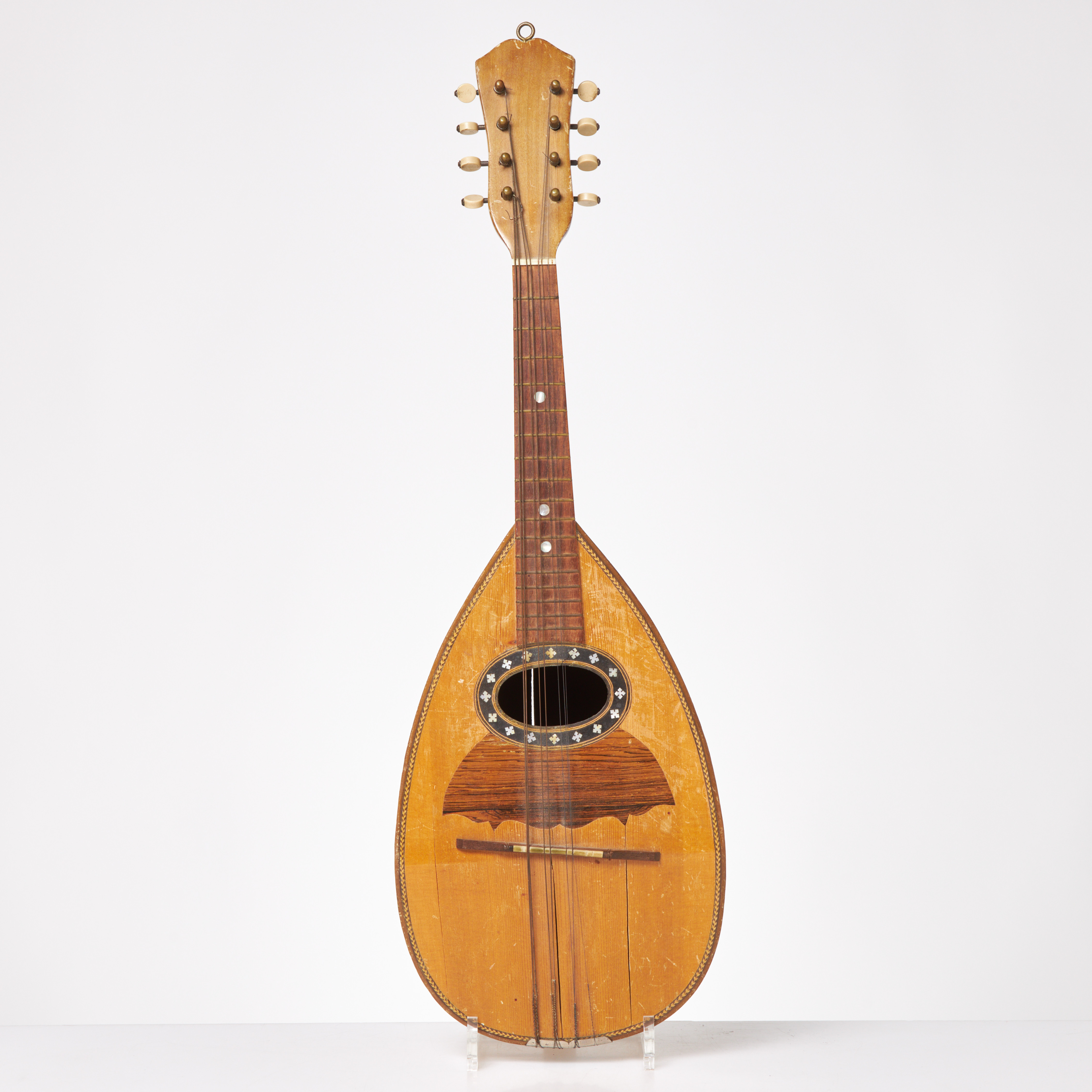 MANDOLIN, Napolitansk modell, 8 strängad, lock i gran, välvt trettondelat bakstycke, 1900-tal.
