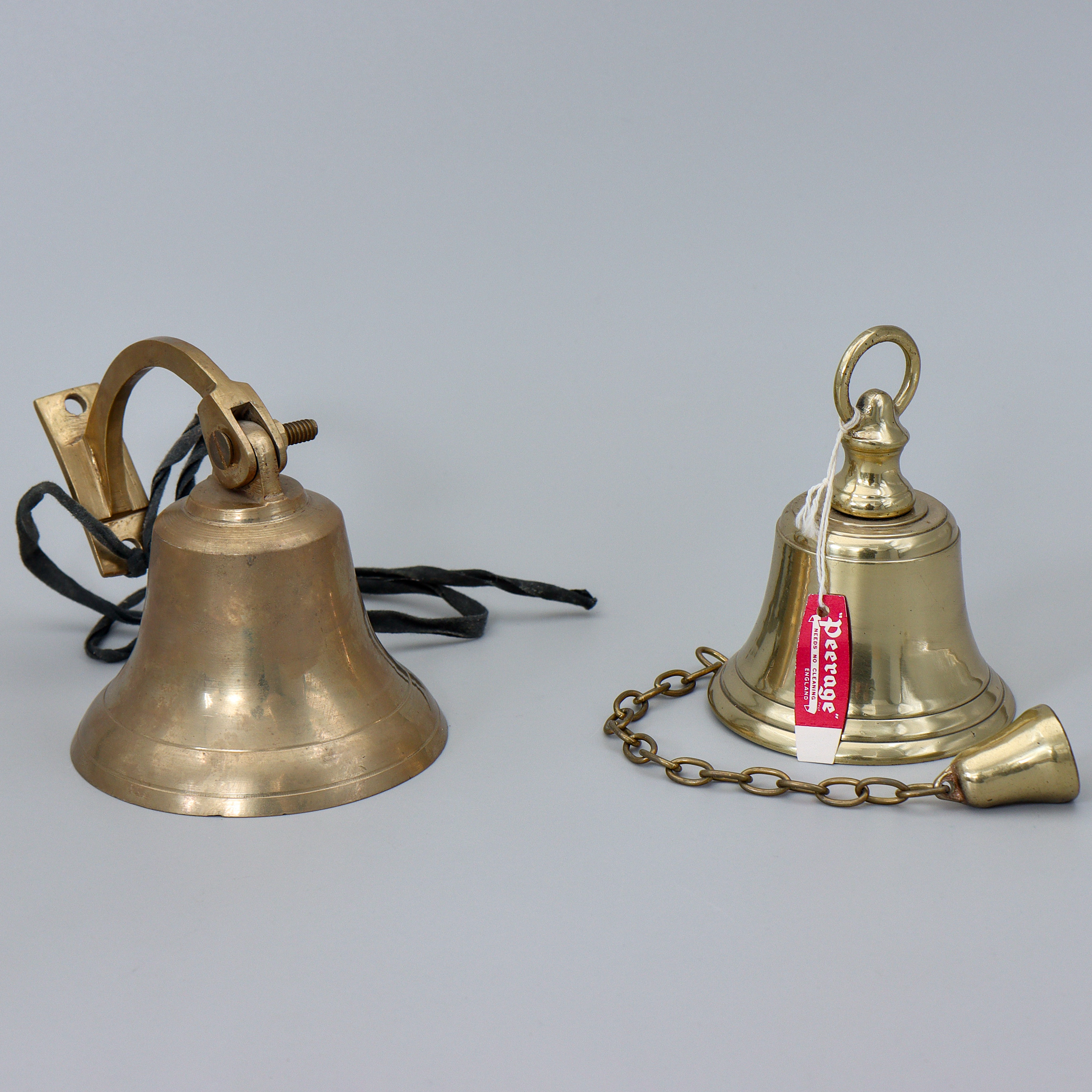 VÄLLINGKLOCKA "PEERAGE" ENGLAND & SKEPPSKLOCKA I MÄSSING, 1900-TAL.