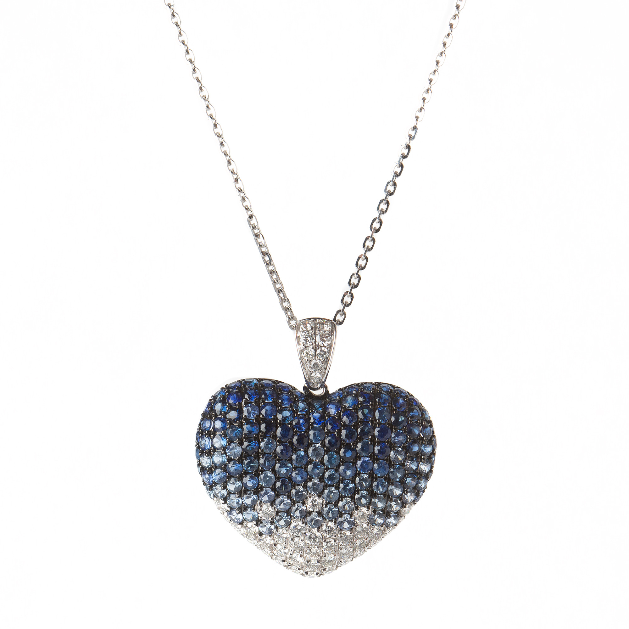 HÄNGE, 18K vitguld med briljantslipade diamanter, totalt ca 0.72 ct samt fasettslipade safirer, totalt ca 2.94 ct.