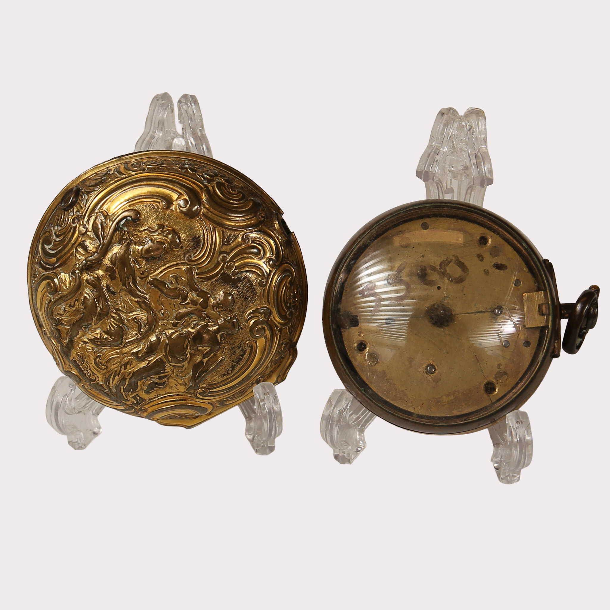 SPINDELUR, boett i repousse arbete, brännförgylld koppar. Signerad Cha. Reynolds, London. Omkring 1760.