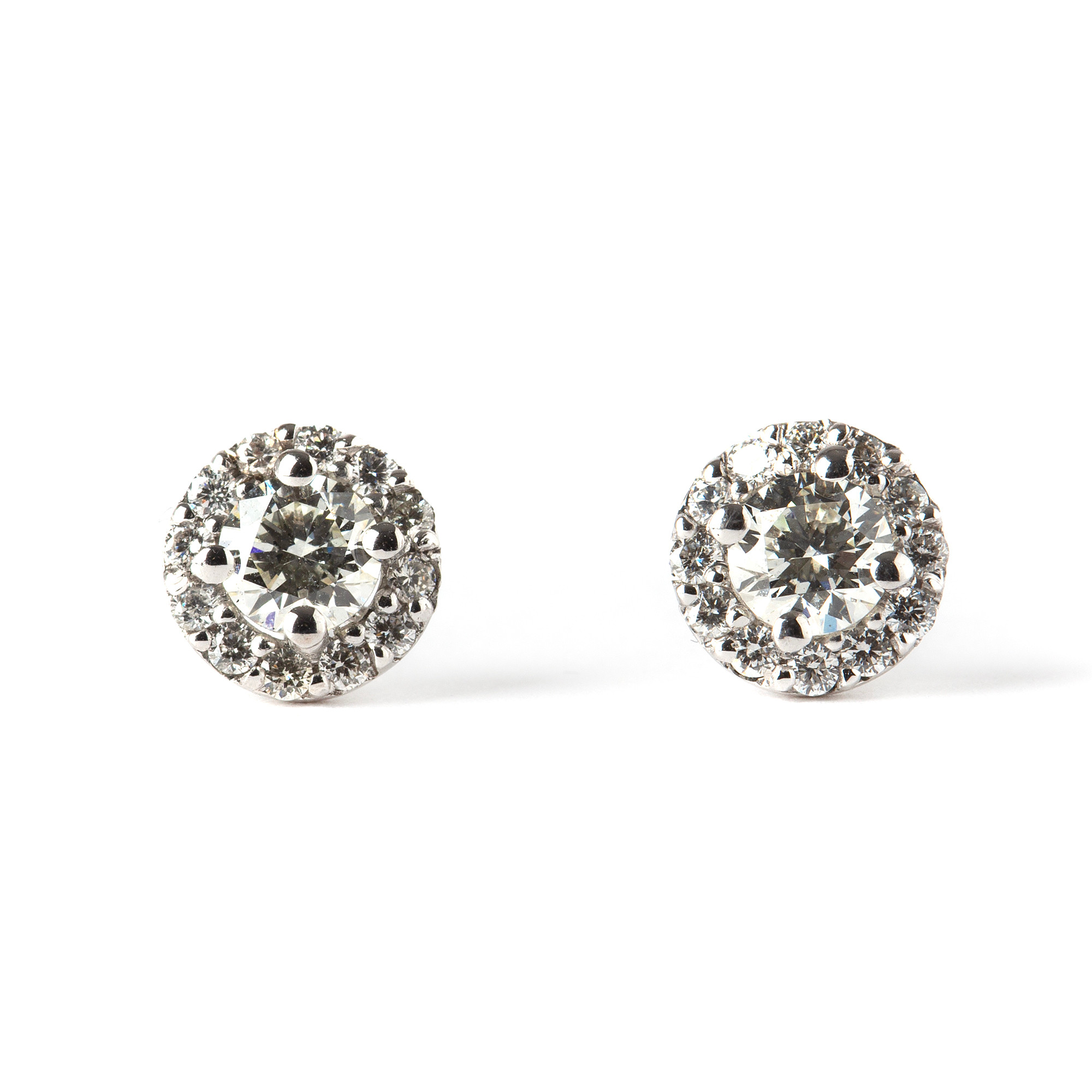 ÖRHÄNGEN, ett par, 18K vitguld med briljantslipade diamanter, totalt 0.96 ct.