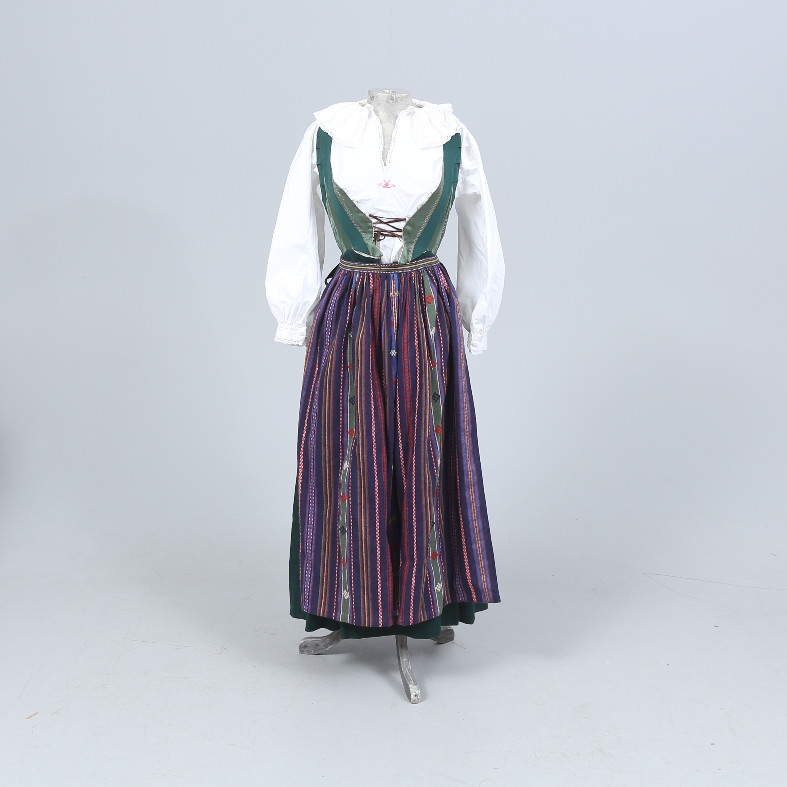 FOLKDRÄKT, 3 delar, Skåne, 1900-tal.