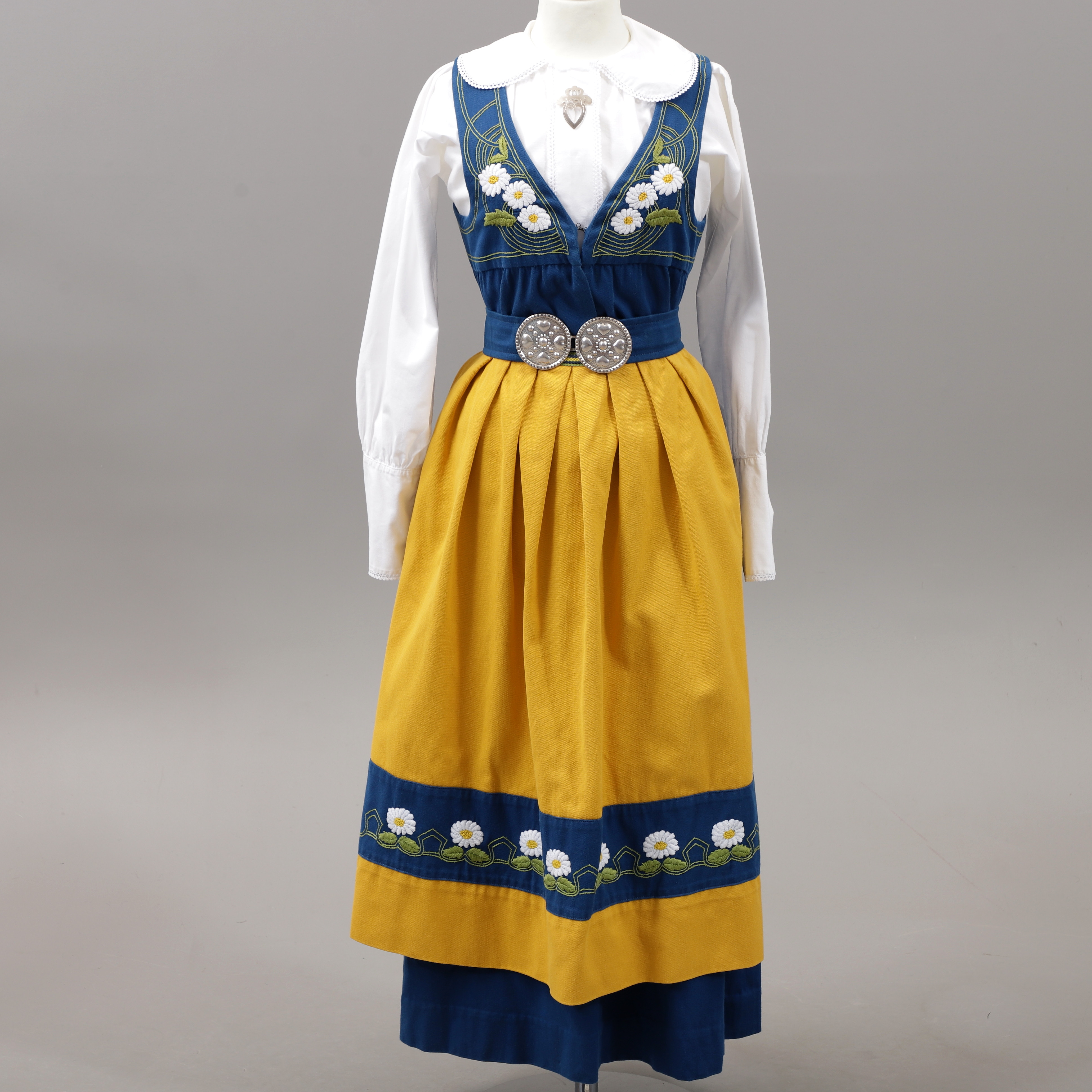 SVERIGEDRÄKT MED SMYCKEN, 1900-talets andra hälft.