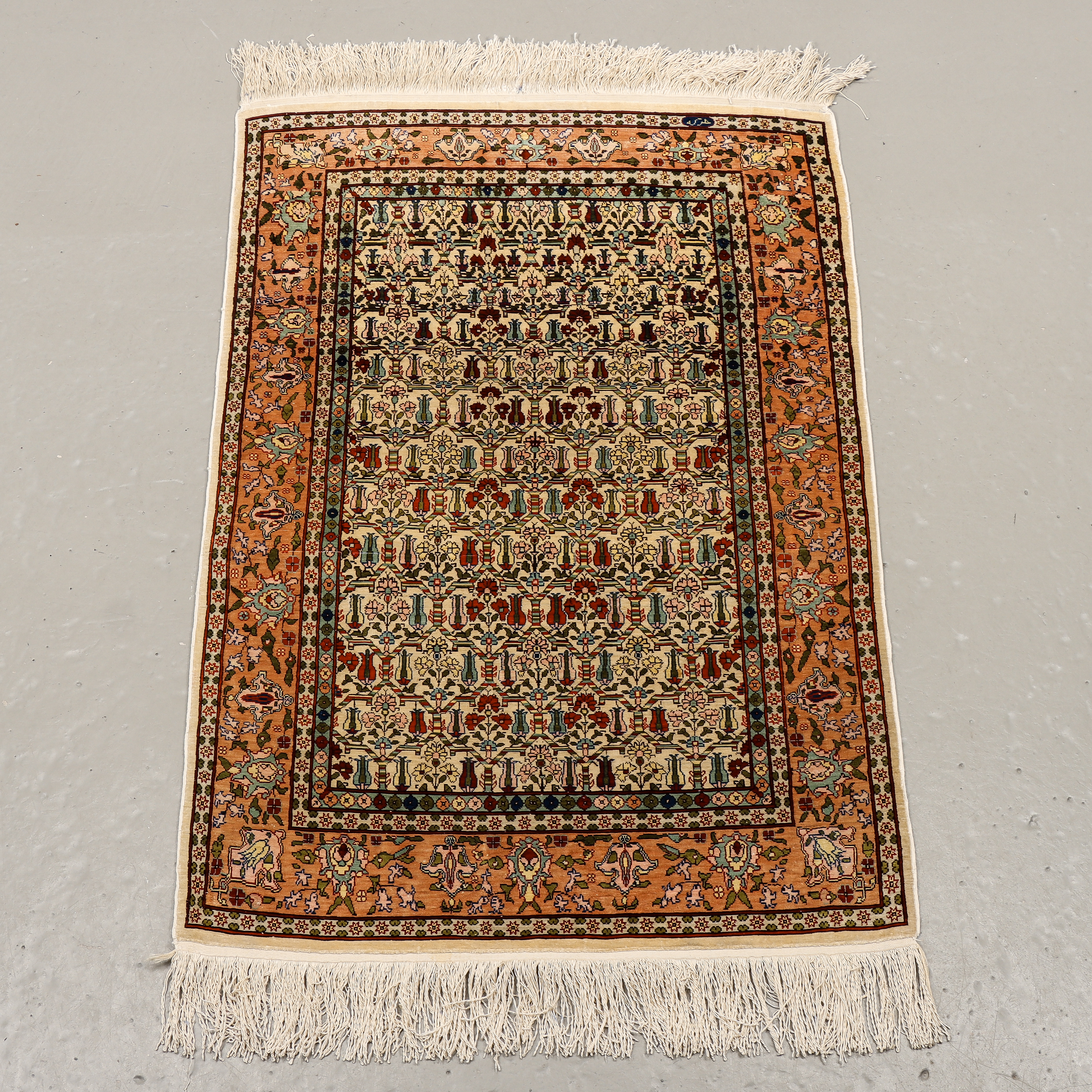 SILKESMATTA Hereke, signerad, 89x61 cm.