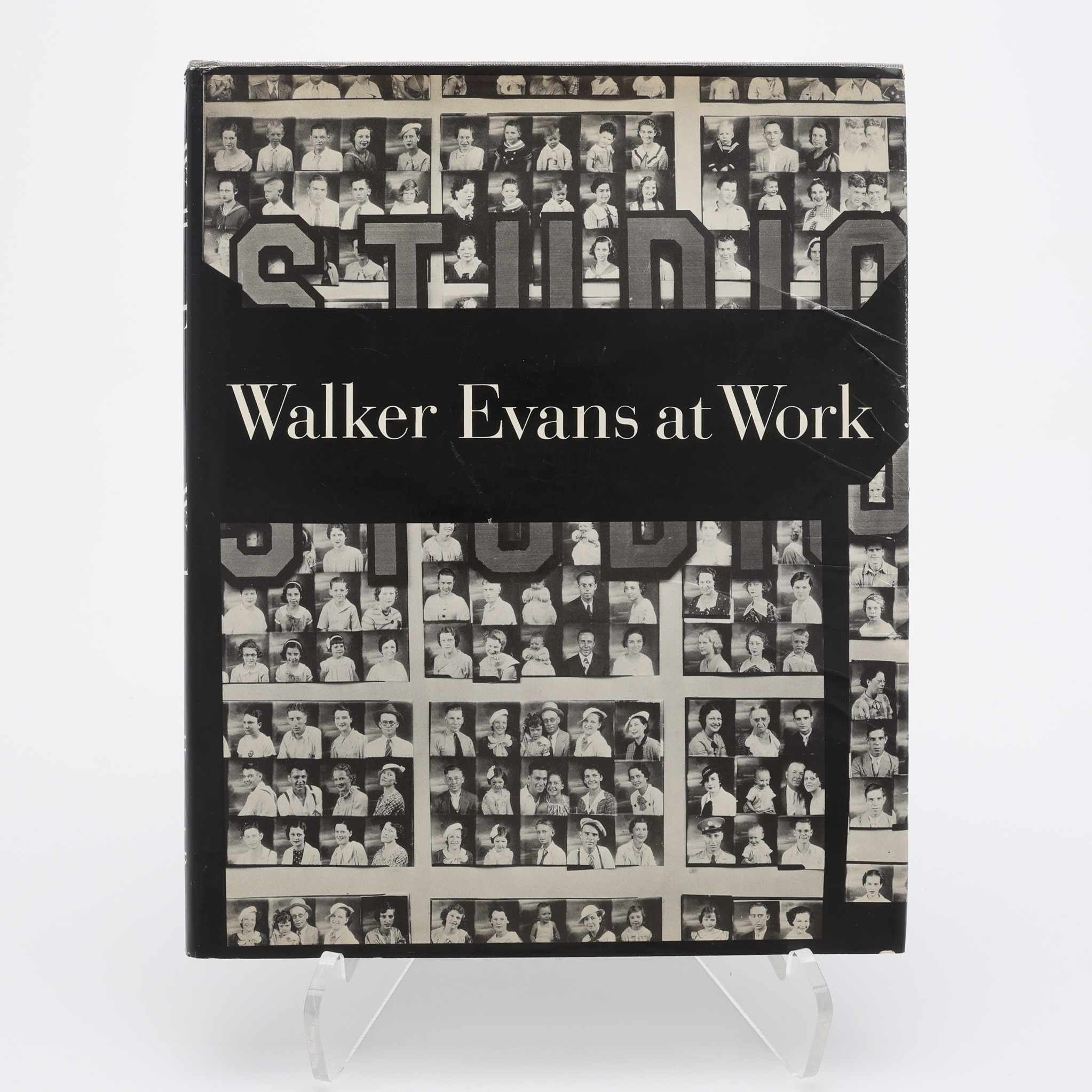 FOTO. DEN AMERIKANSKE DOKU0MENTÄRFOTOGRAFEN WALKER EVANS I WALKER EVANS AT WORK I FÖRSTA UPPLAGAN 1982.