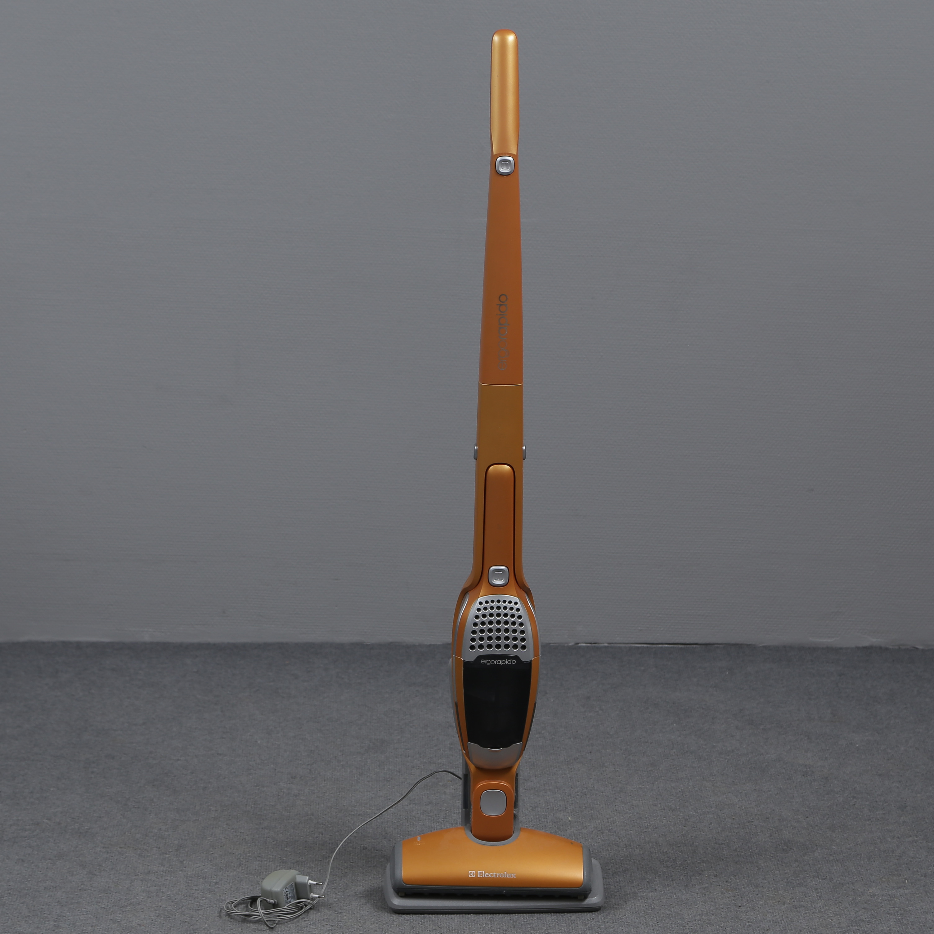 ELECTROLUX ERGORAPIDO 2-IN-1, SLADDLÖS SKAFTDAMMSUGARE MED LADDSTÄLL.