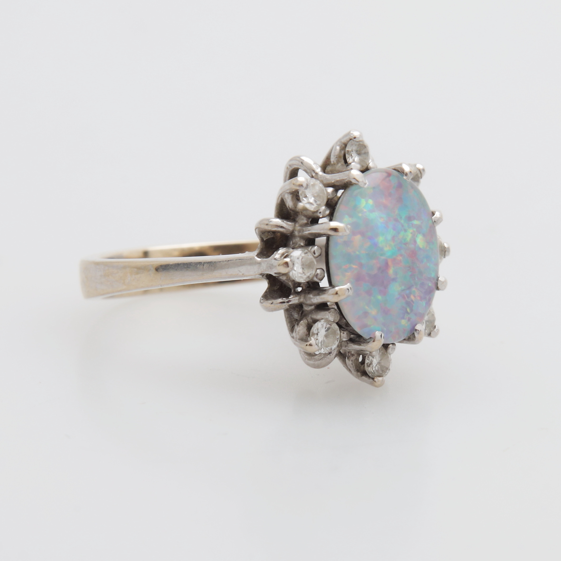 RING, vitguld, 18K, oval opal med 8 briljantslipade diamanter, 0,22 ct, totalvikt 4,80 gram.