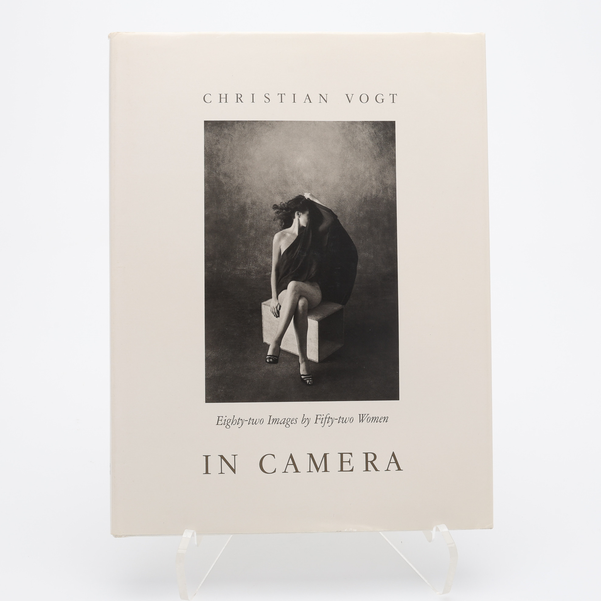 FOTO. DEN SCHWEIZISKE FOTOGRAFEN CHRISTIAN VOGTS IN CAMERA EIGHTY-TWO IMAGES BY FIFTY-TWO WOMEN 1982.
