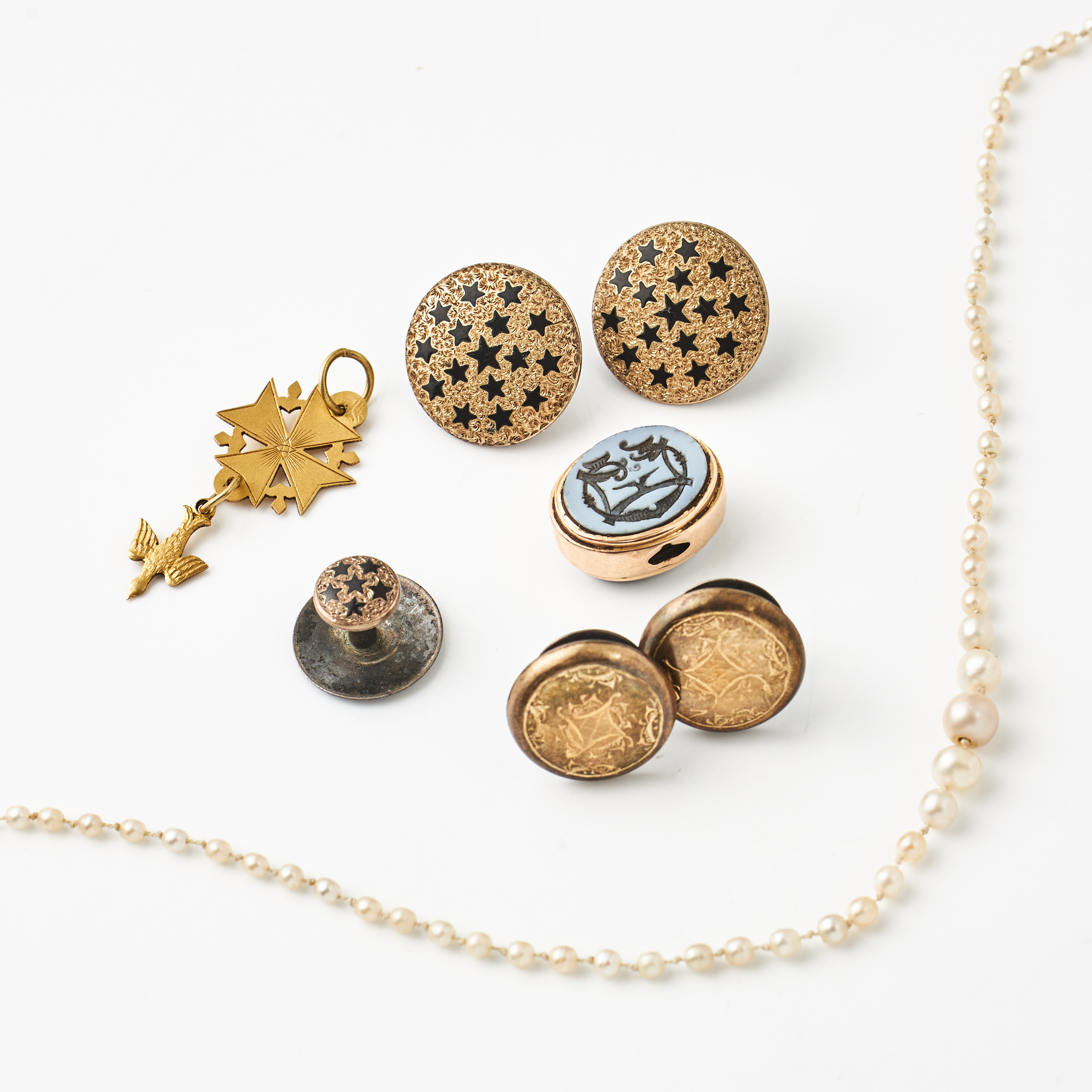 HÄNGE, 18 k guld, malteserkors med hängande dekordel föreställande en fågel, fransk kontrollstämpel, COLLIER, doserat, odlade saltvattenspärlor, lås, 14 k guld, KNAPPAR, 2 par, +1, silver, DEKORDEL, 18 k guld, skiktagat (troligen till en sigillstamp).