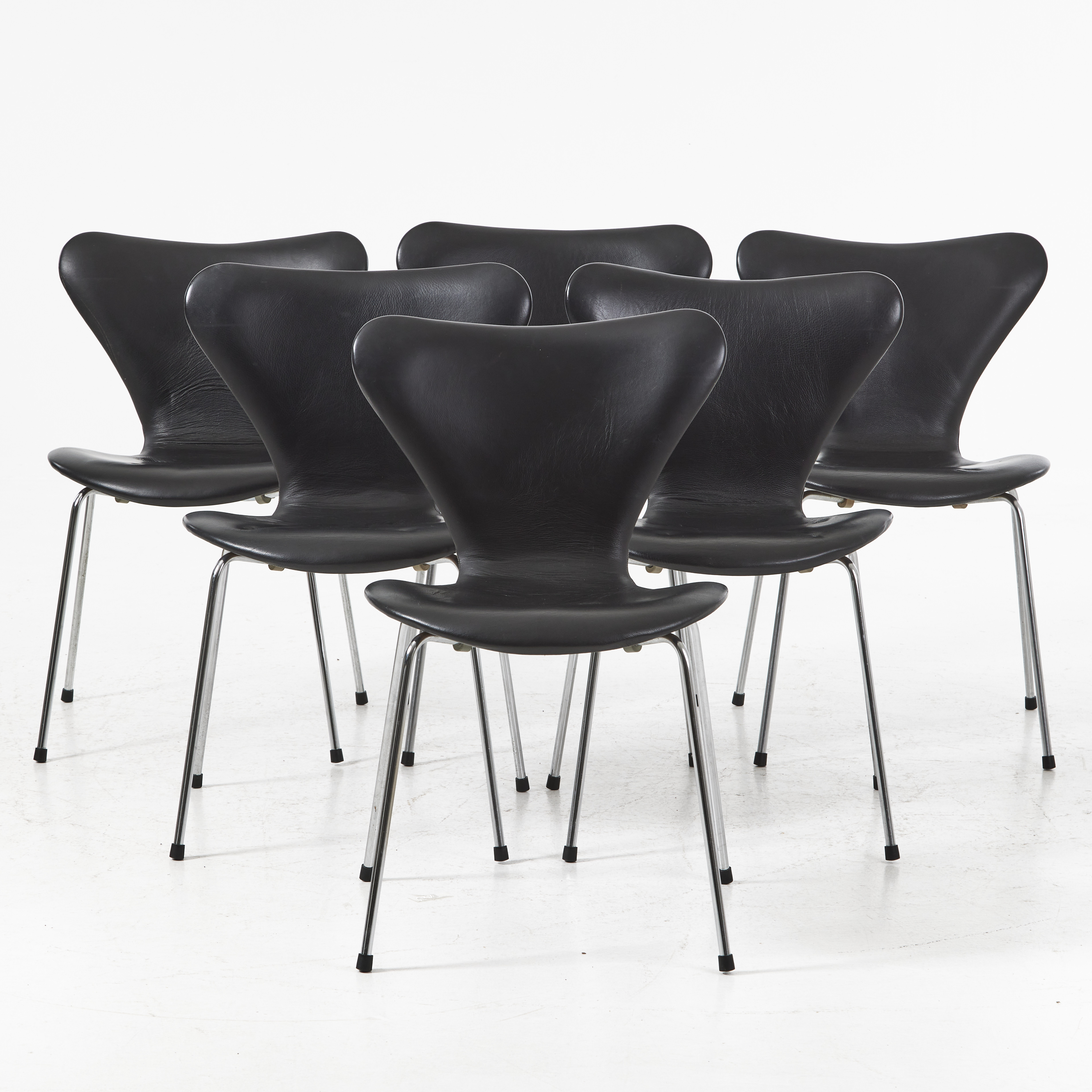 ARNE JACOBSEN. Stolar, 6 stycken "Sjuan" Fritz Hansen, stoppade och klädda i svart skinn.