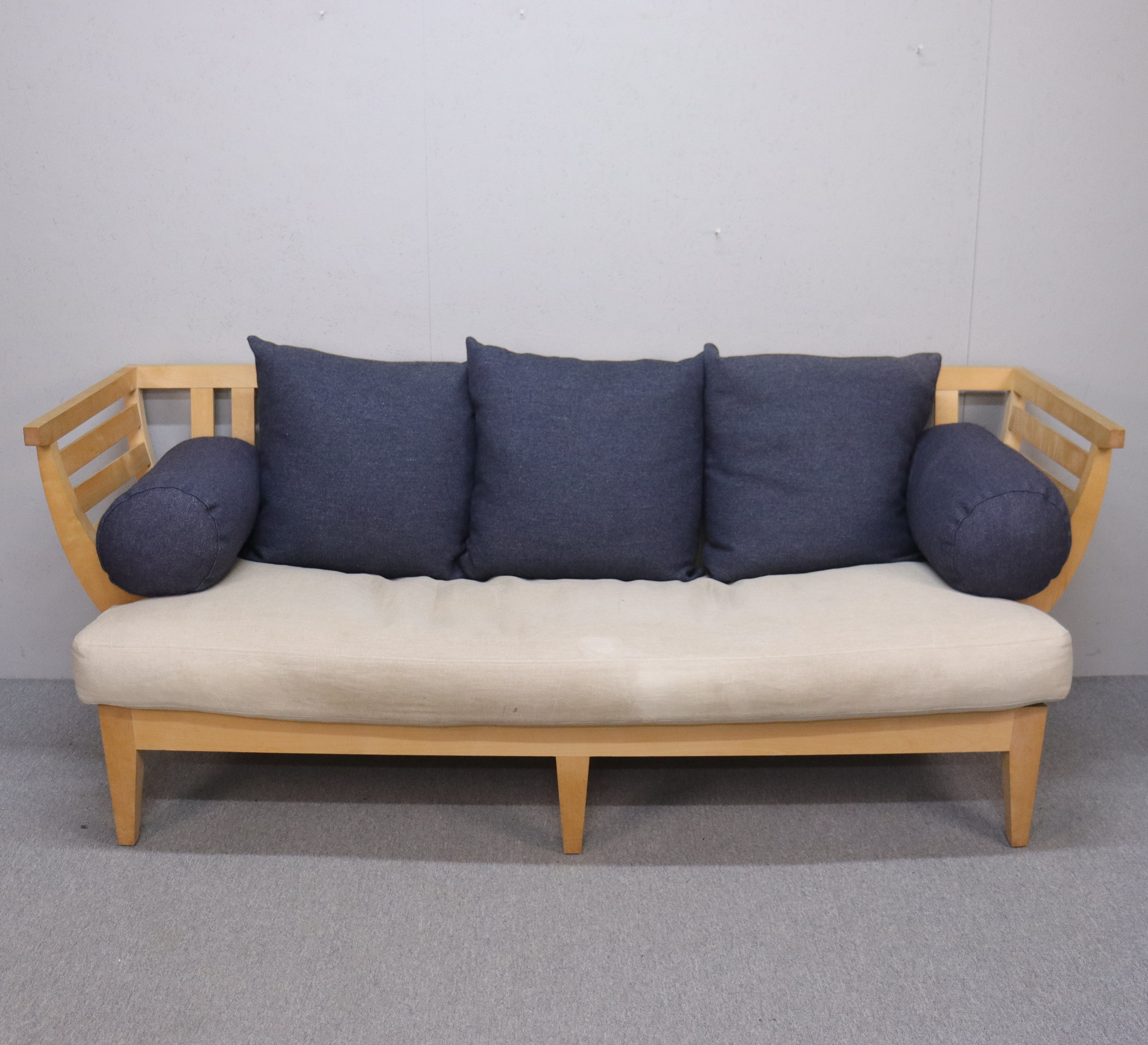 NIRVAN RICHTER. soffa, "Träsoffa", Norrgavel, björk, löstagbara plymåer, 2000-tal.