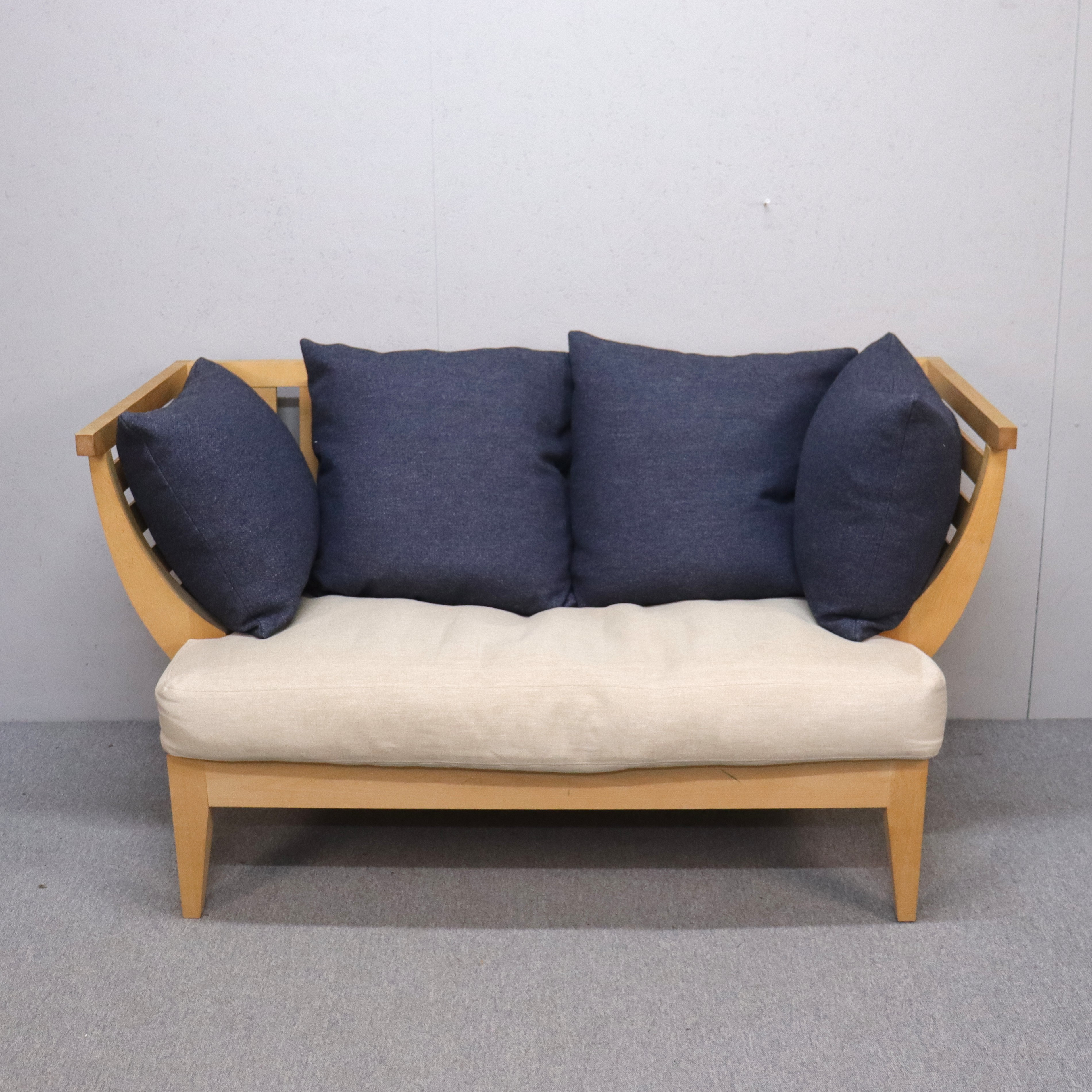 NIRVAN RICHTER. soffa, "Träsoffa", Norrgavel, björk, löstagbara plymåer, 2000-tal.