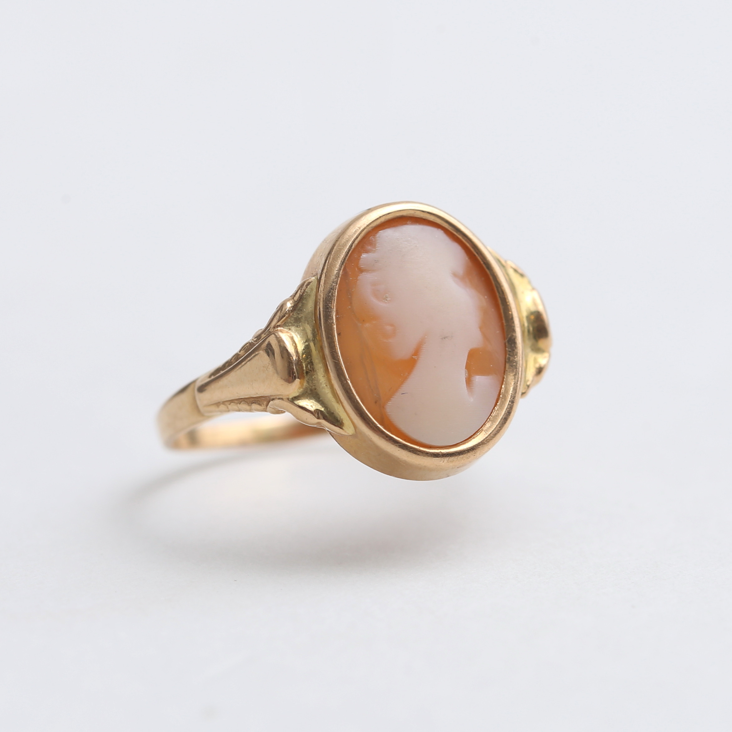 RING, 18 k guld med camé, 2,46 gram, Carlson K & E Göteborg, 1971.