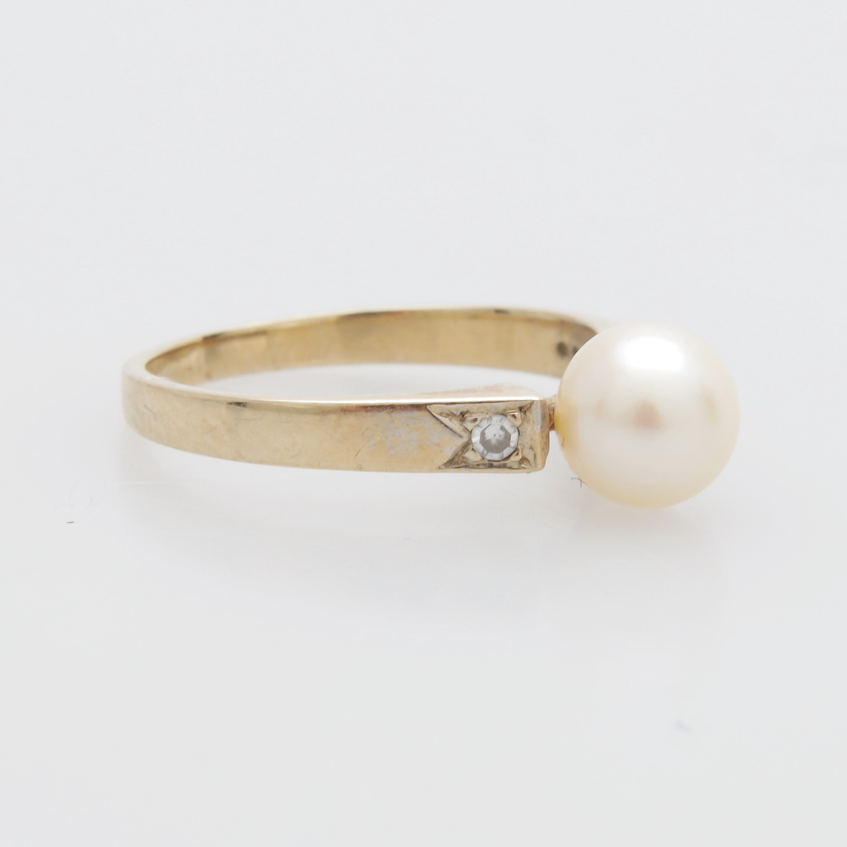 RING med pärla samt vita stenar, guld, 18 K, totlavikt 2,27 gram.