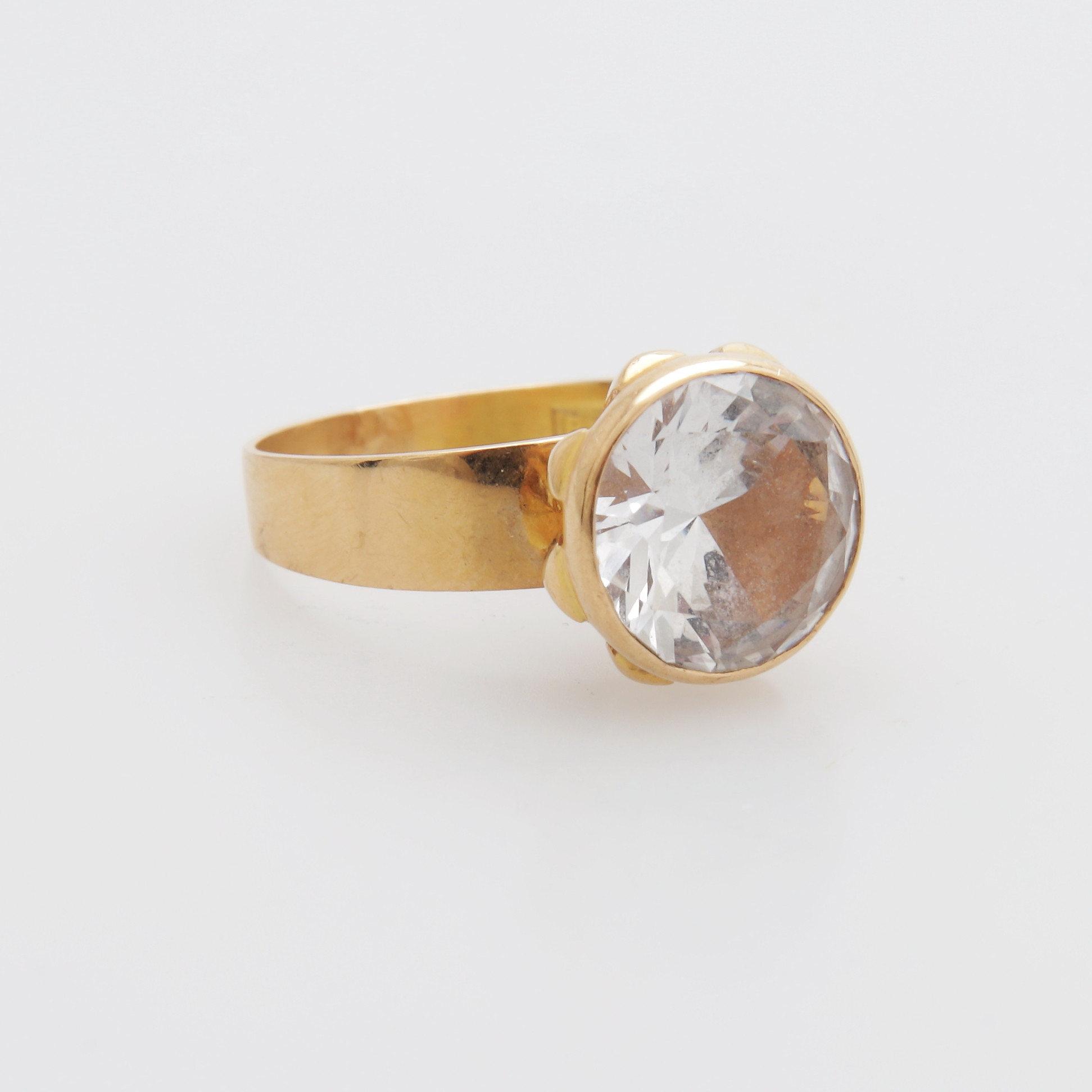 RING med bergskristall, guld, 18K, totalvikt 3,72 gram.