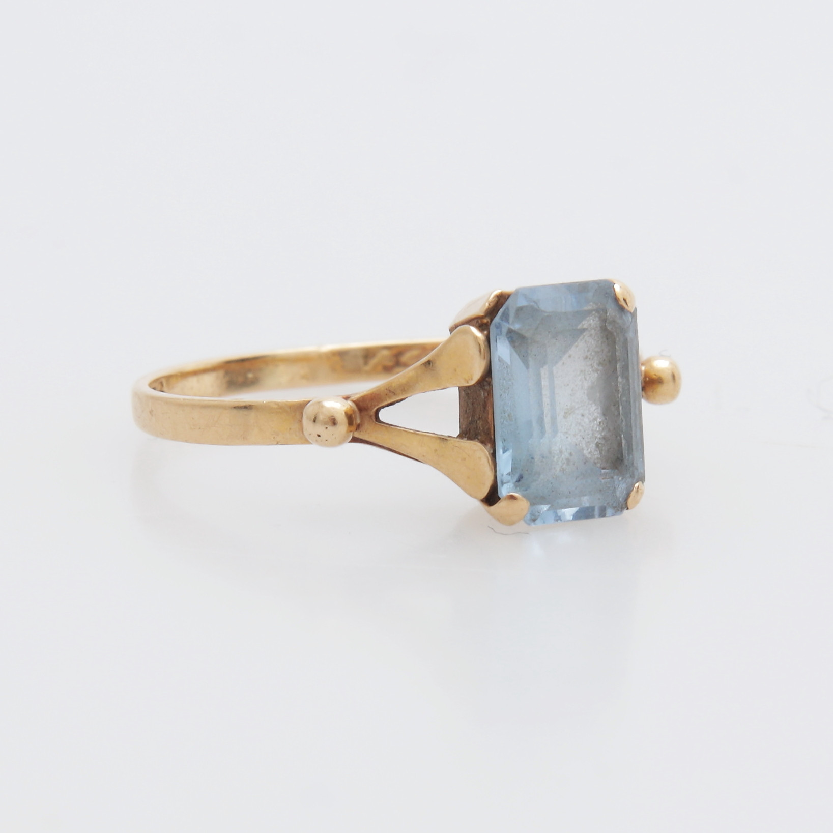 RING med smaragdslipad akvamarin, guld, 18K, totalvikt 1,70 gram.