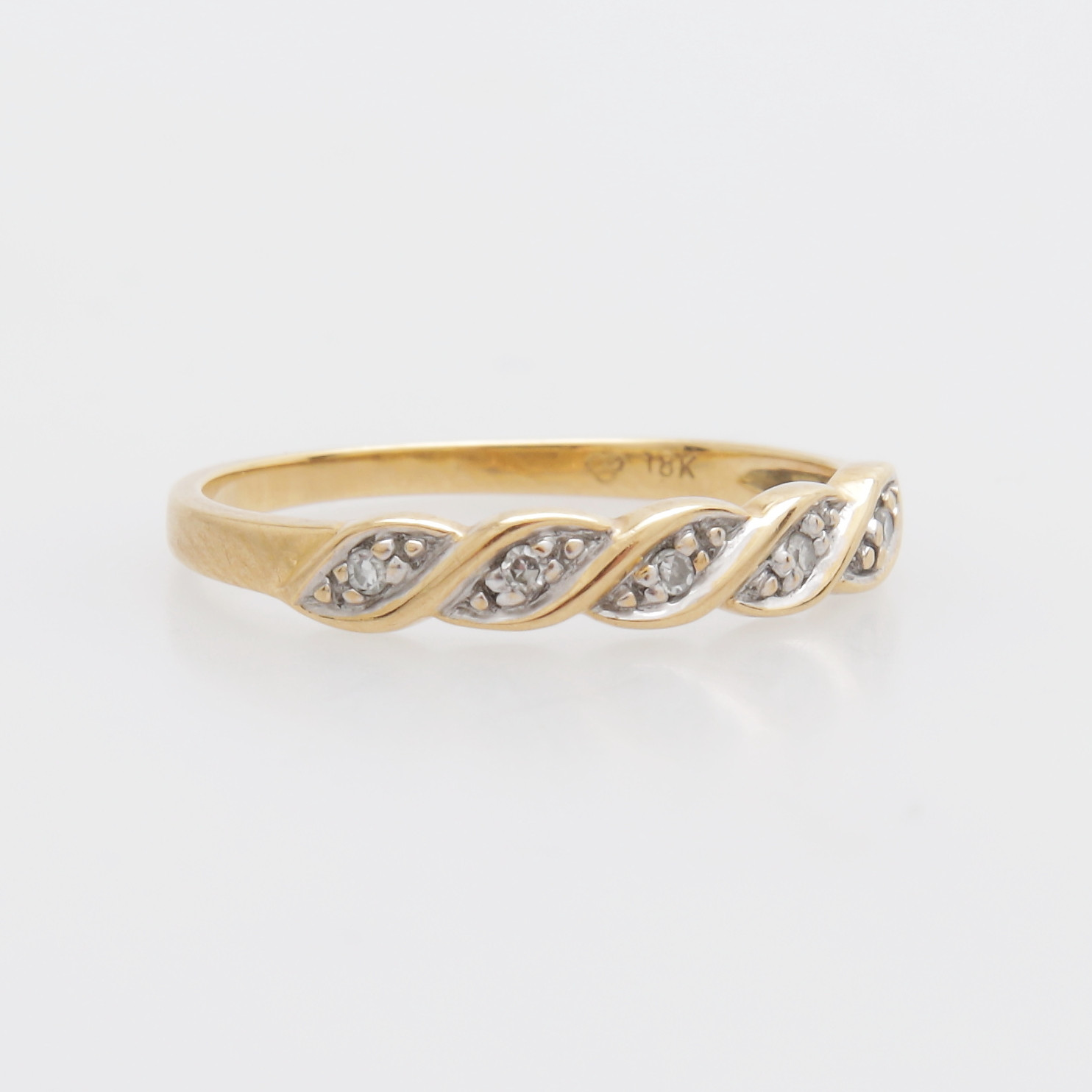 RING med vita stenar, guld, 18K, totalvikt 1,55 gram.