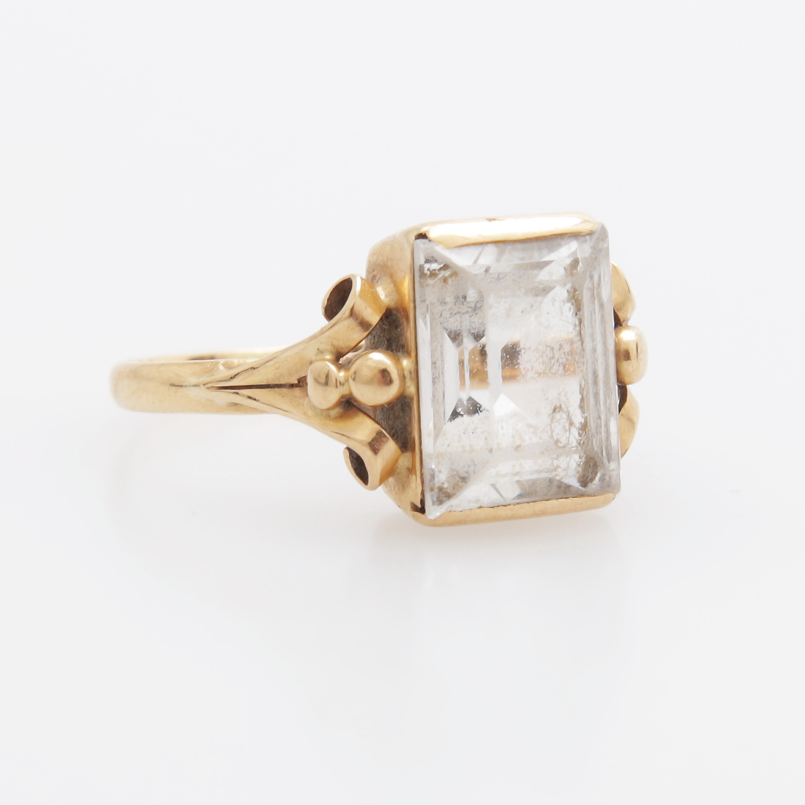 RING med vit sten, guld 18 K, totalvikt 3,12 gram.