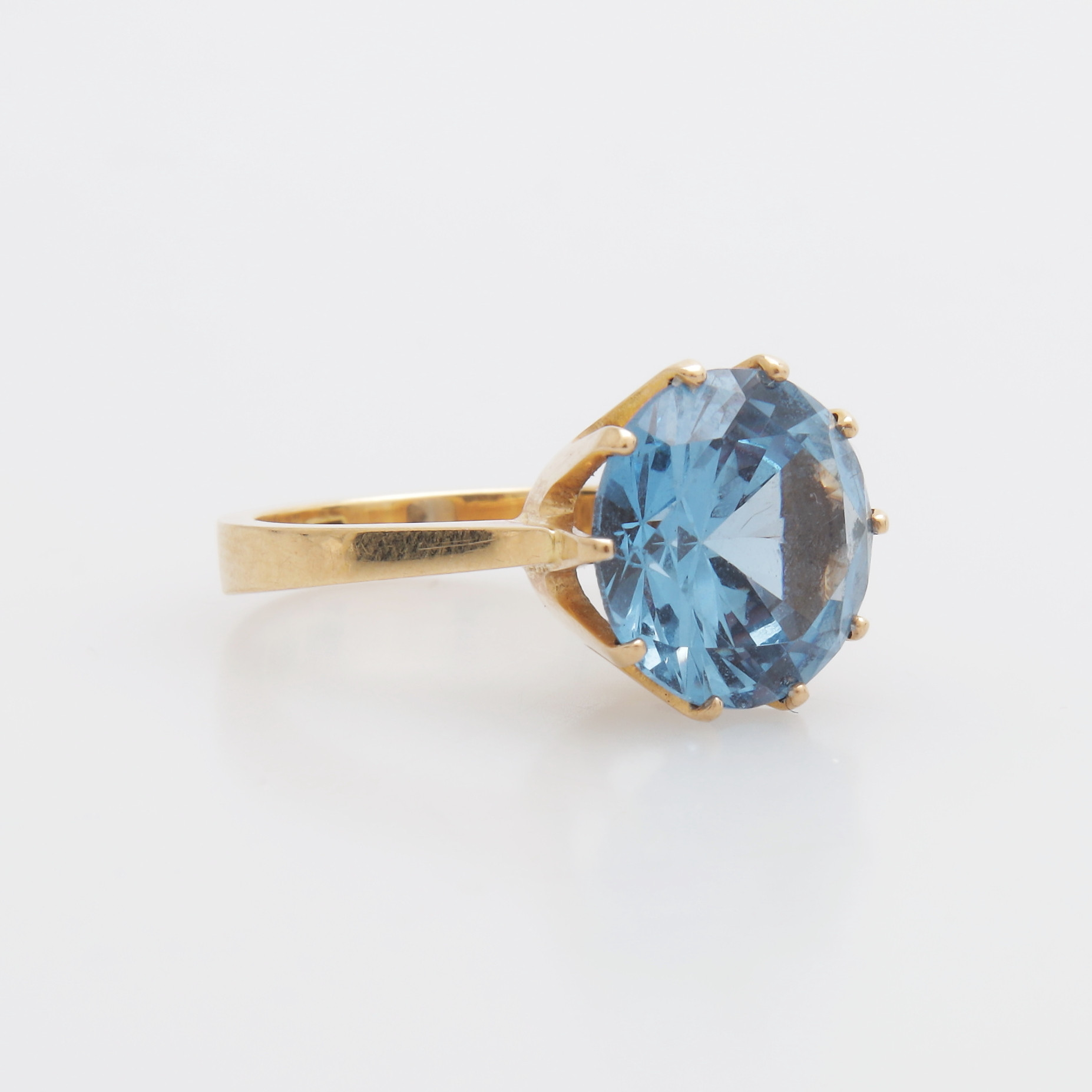 RING med blå sten, guld, 18K, totalvikt 6,85 gram.