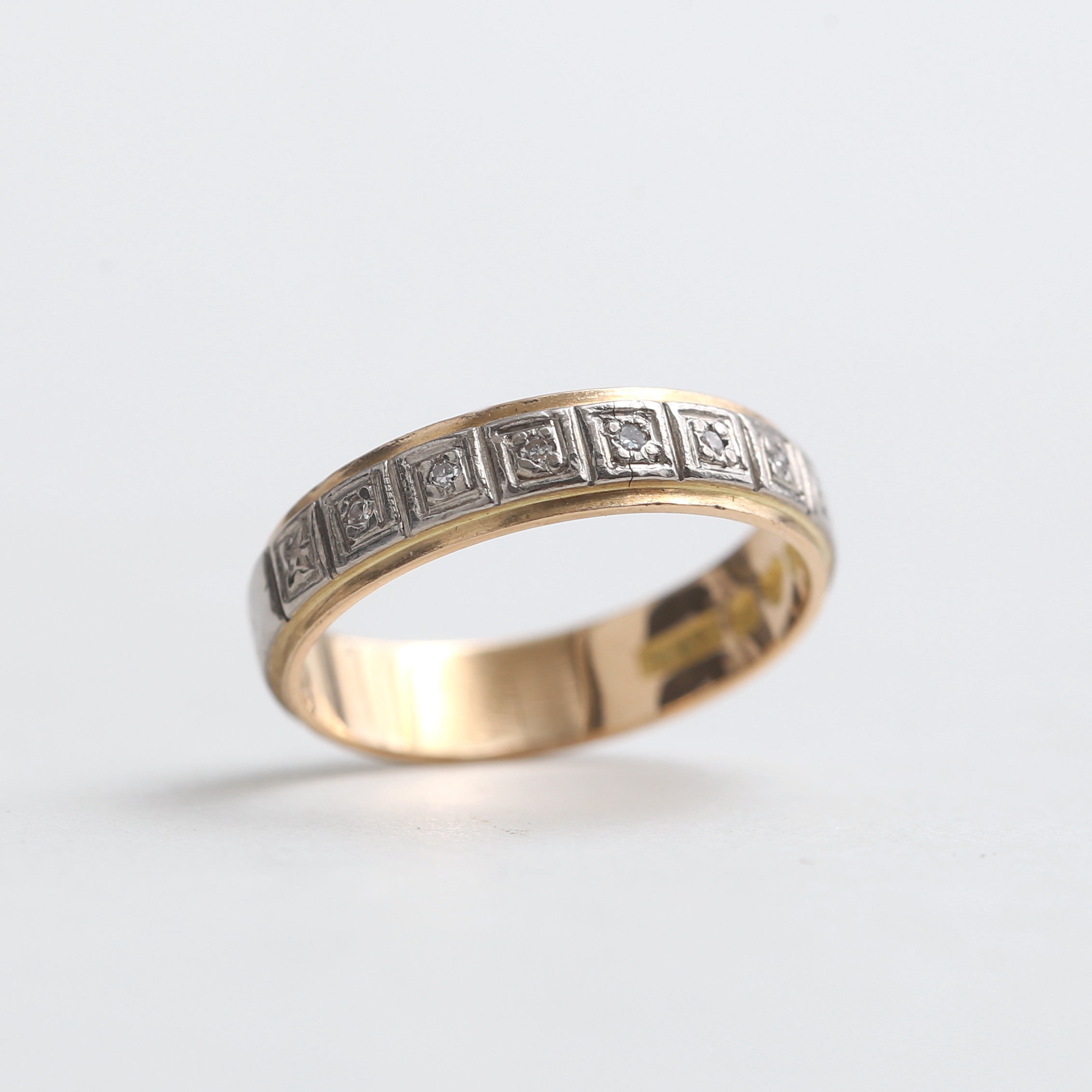 RING, 18 k guld med 6 stenar, 3,48 gram, Juvel-Magnus AB Henån, 1968.