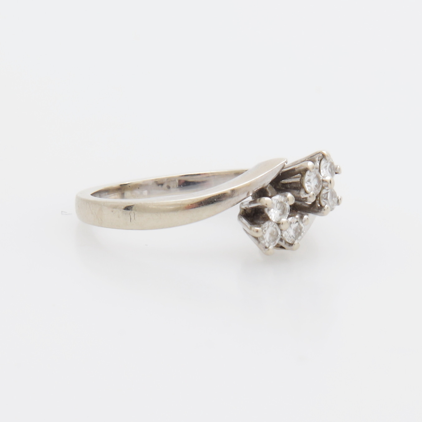 RING med stenar, vitguld, 18K, totalvikt 3,10 gram.