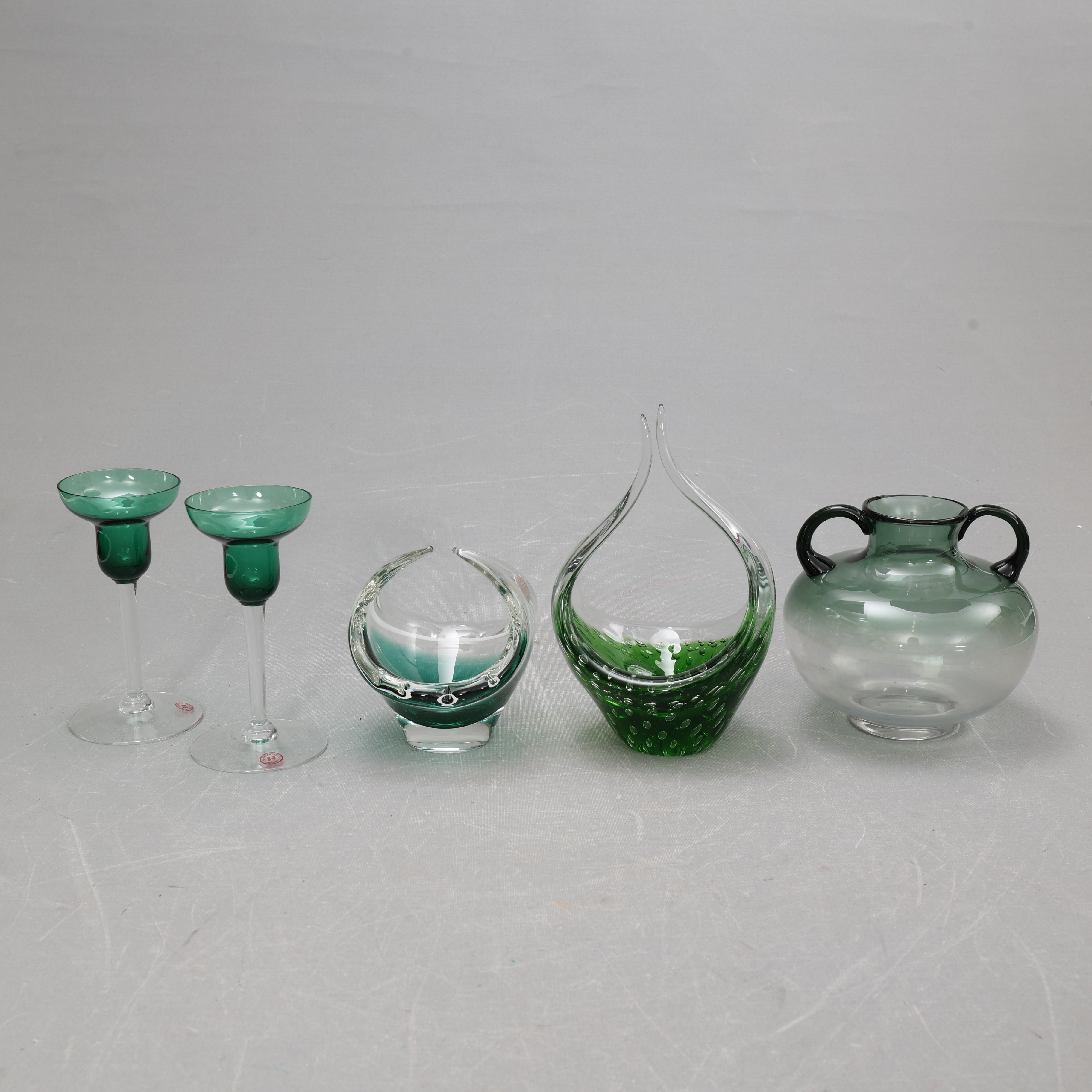 GLASSKÅLAR samt vas o ljusstakar, 5 delar.