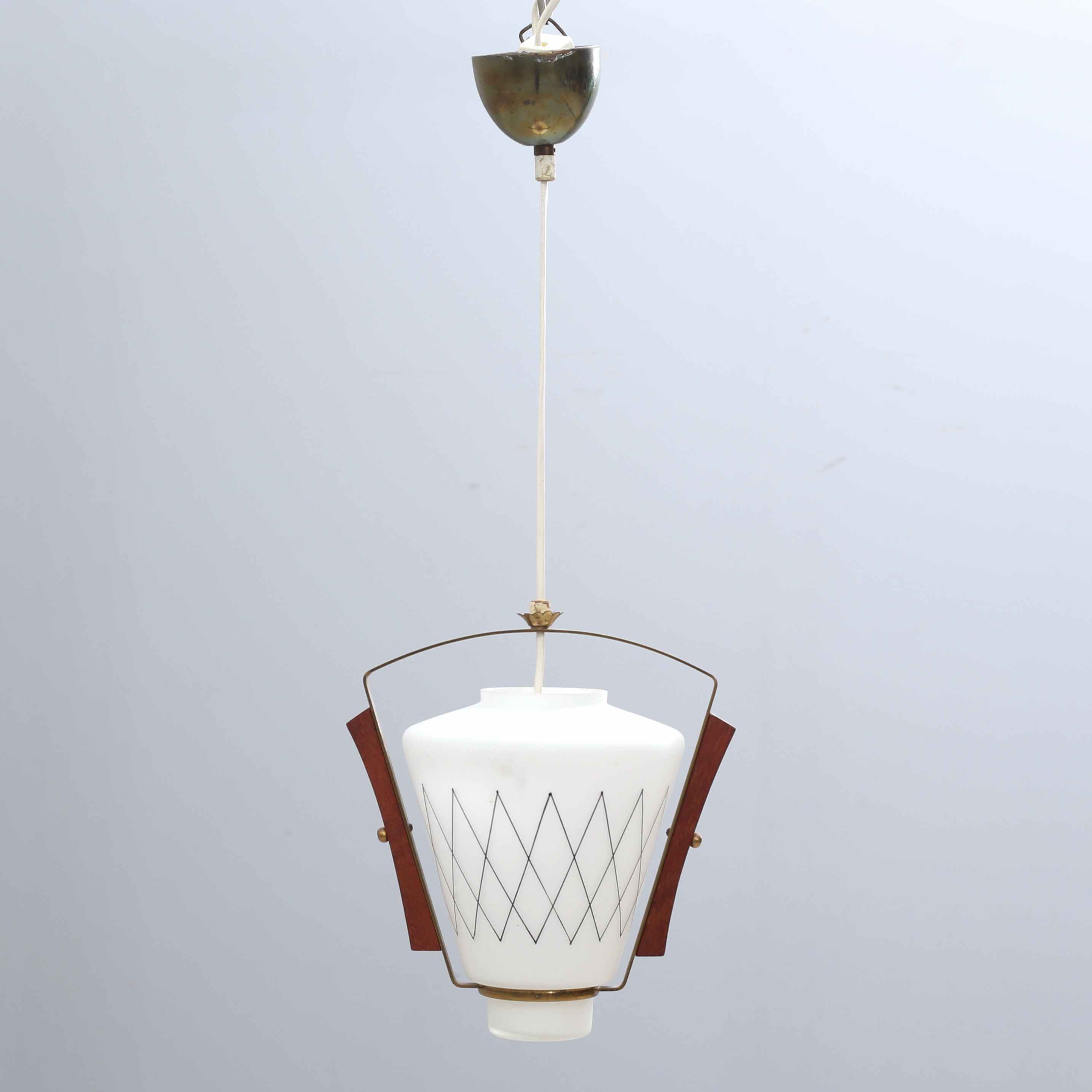 TAKLAMPA, mässing/teak med glaskupa, 1900-talets mitt.