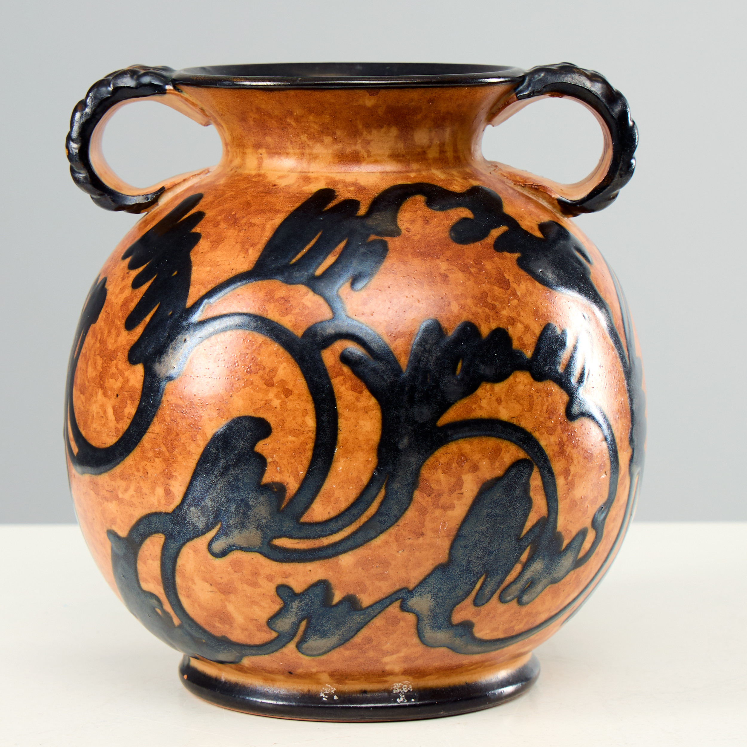 URNA MED HÄNKLAR, Gabriel, fajans, 1930-tal.