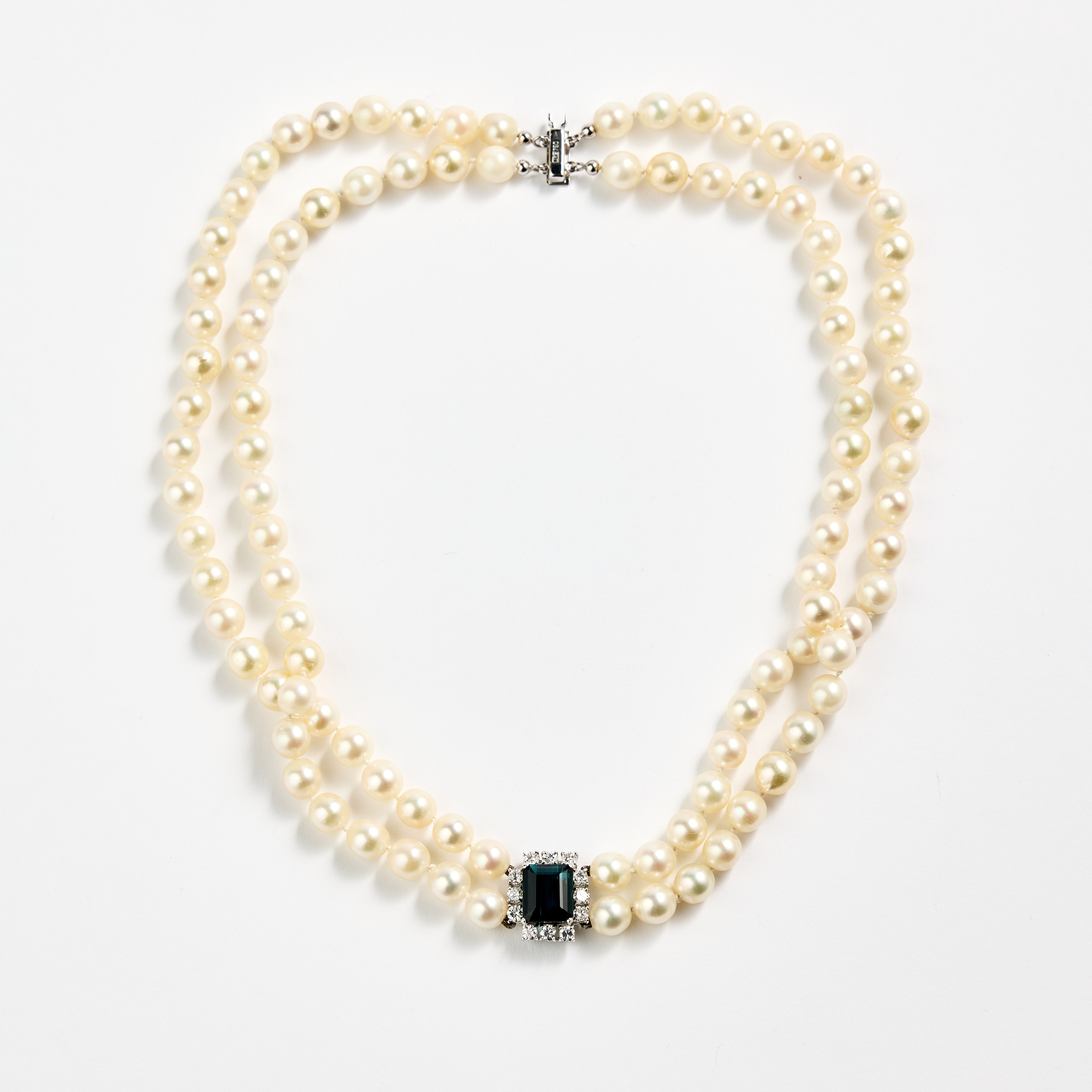 PÄRLCOLLIER, två radigt, odlade saltvattenpärlor med 18K vitguld, grön turmalin och diamanter, 1980-tal.