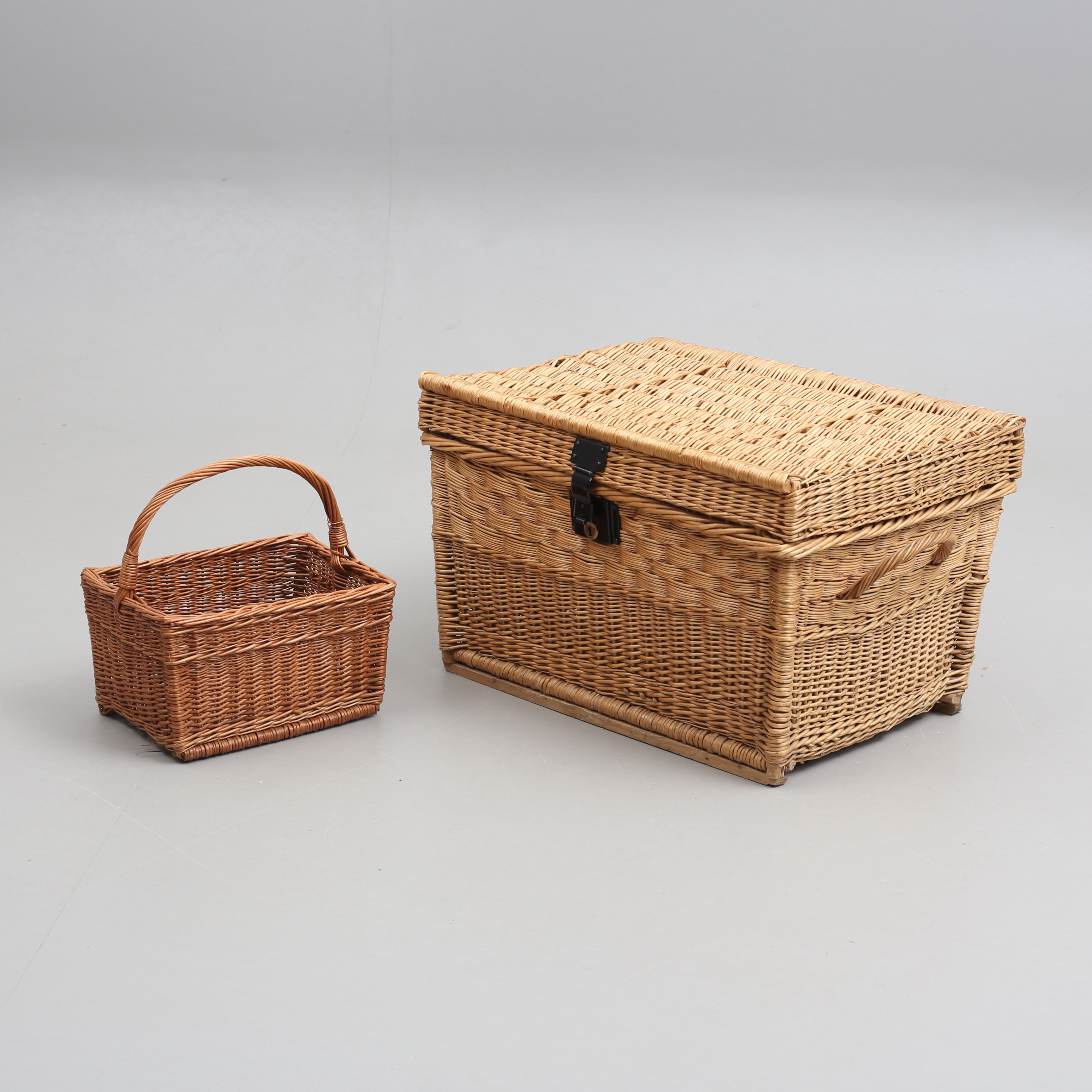 KISTA / KOFFERT samt korg, rotting, 1900-tal..