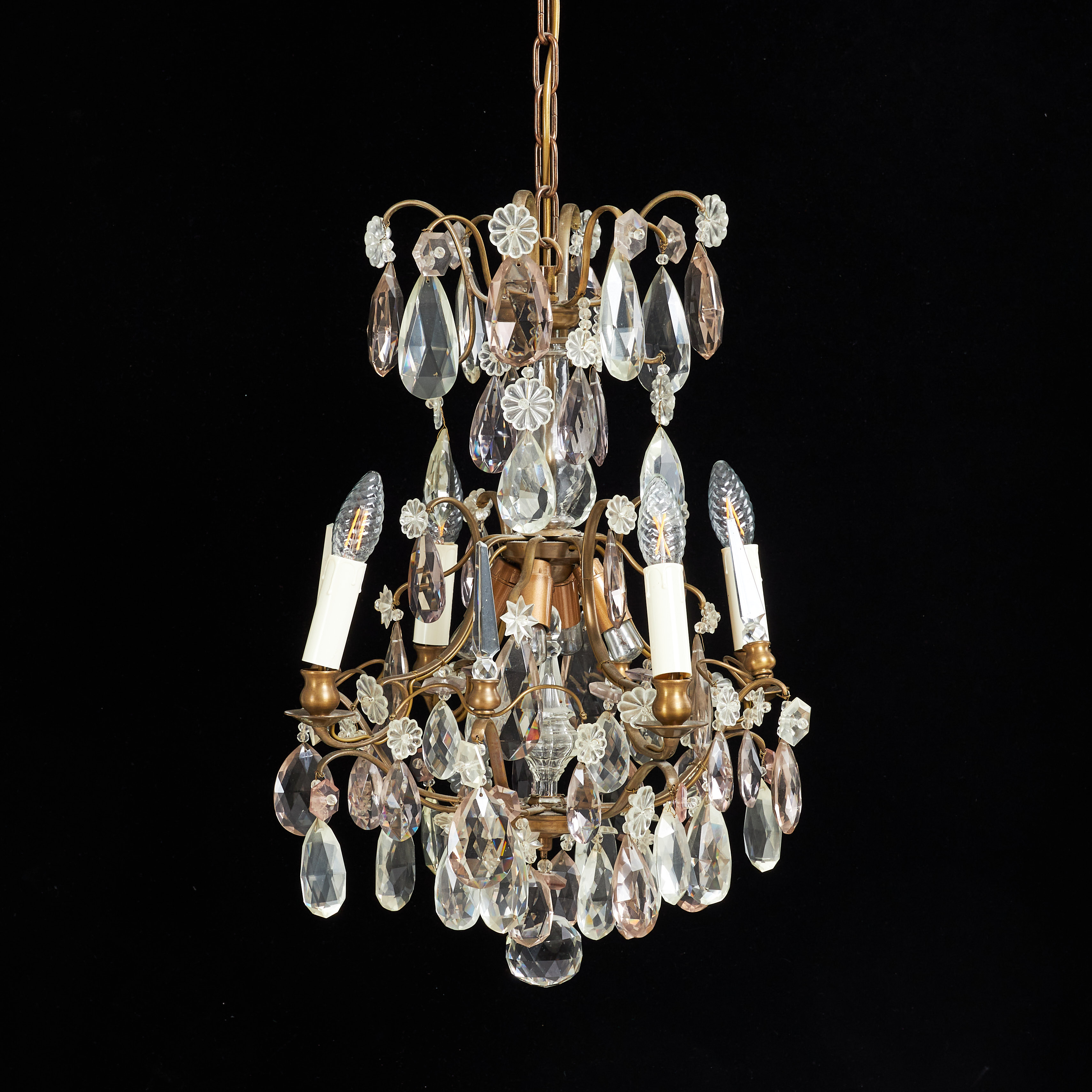 LJUSKRONA, 1900-tal, barockstil, behängd med bl.a. rökfärgade prismor, 8 ljuskällor.