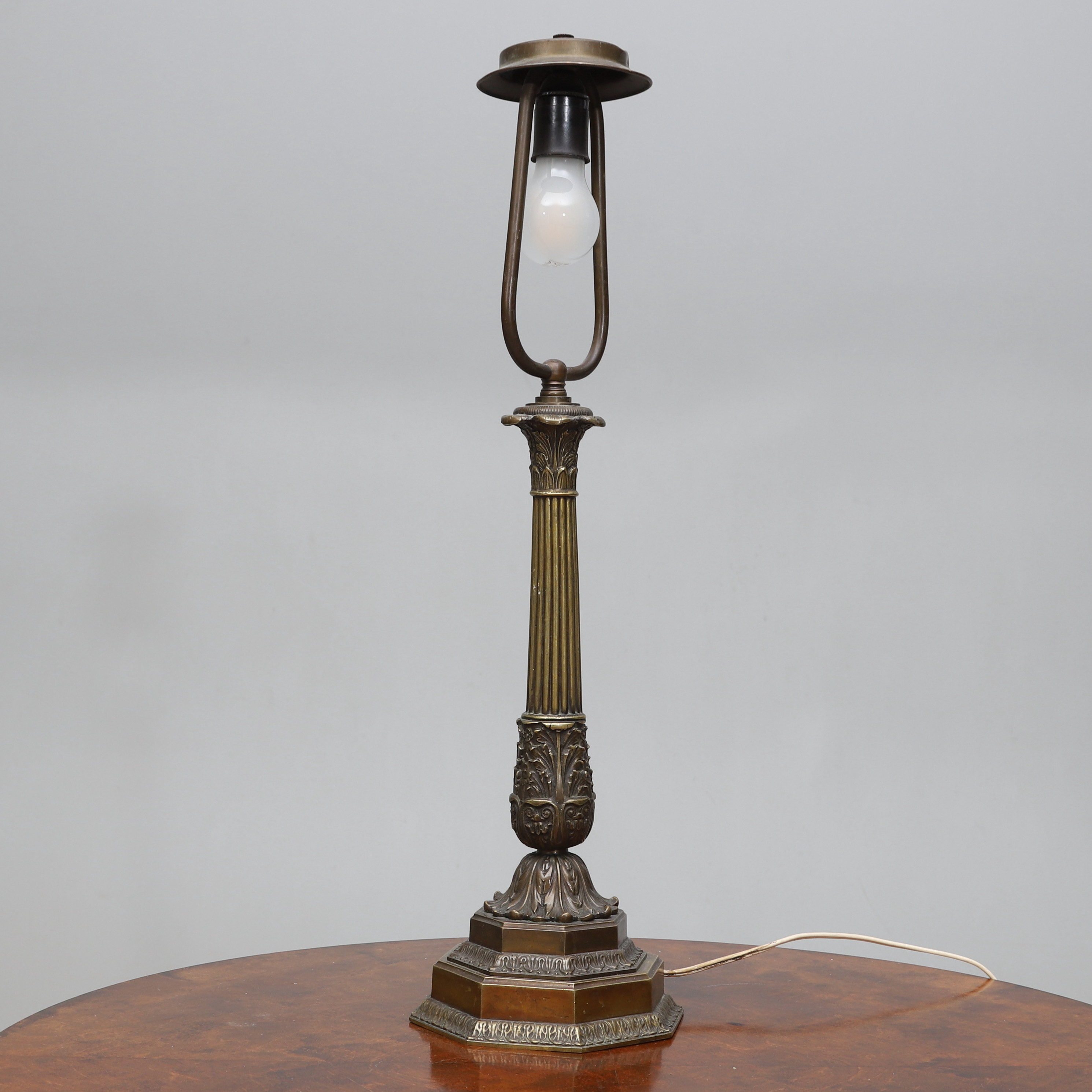 BORDSLAMPA, mässing, empirestil, kolonnformad, 1900-talets första hälft.