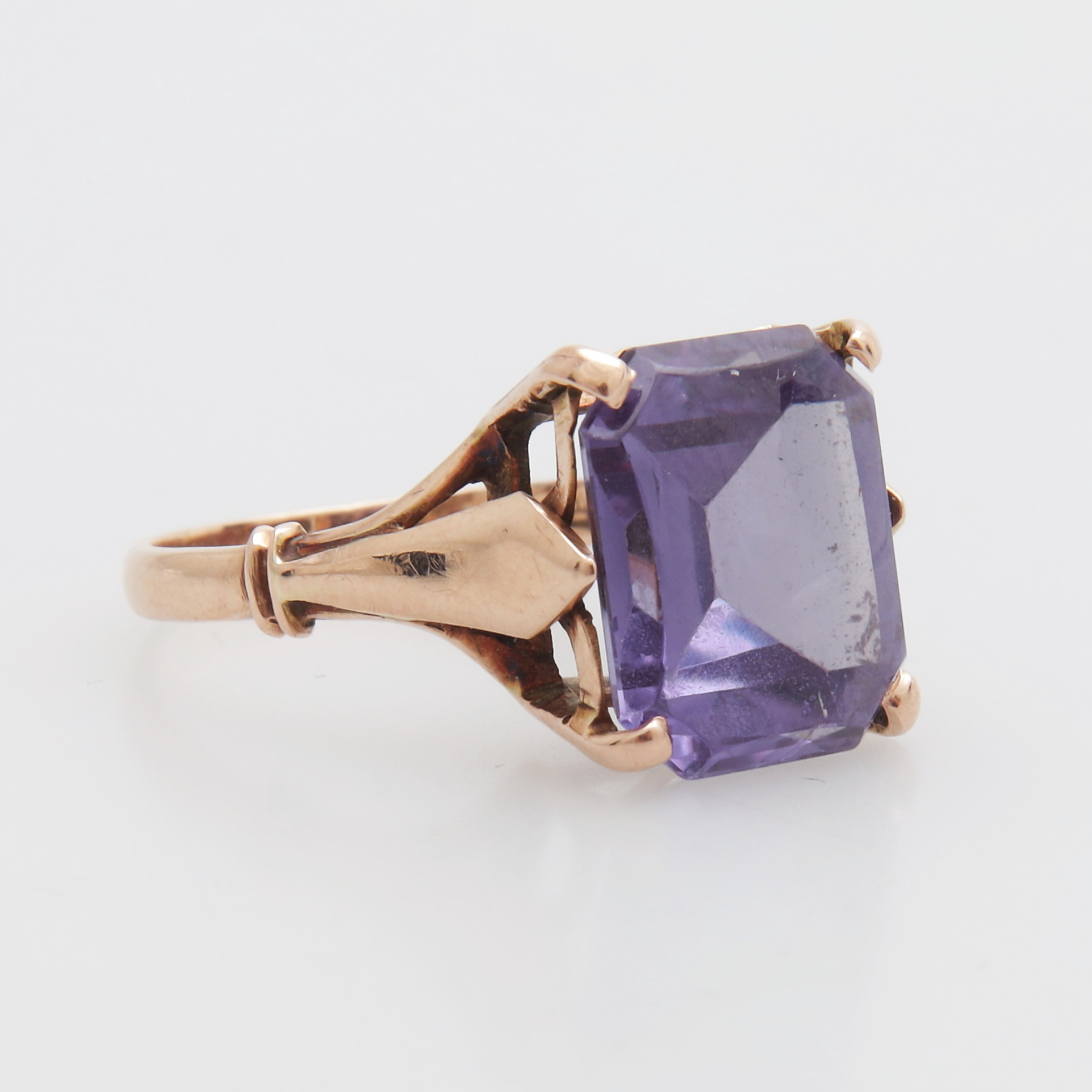 RING med lila sten, guld, 14K, totalvikt 4,10 gram.