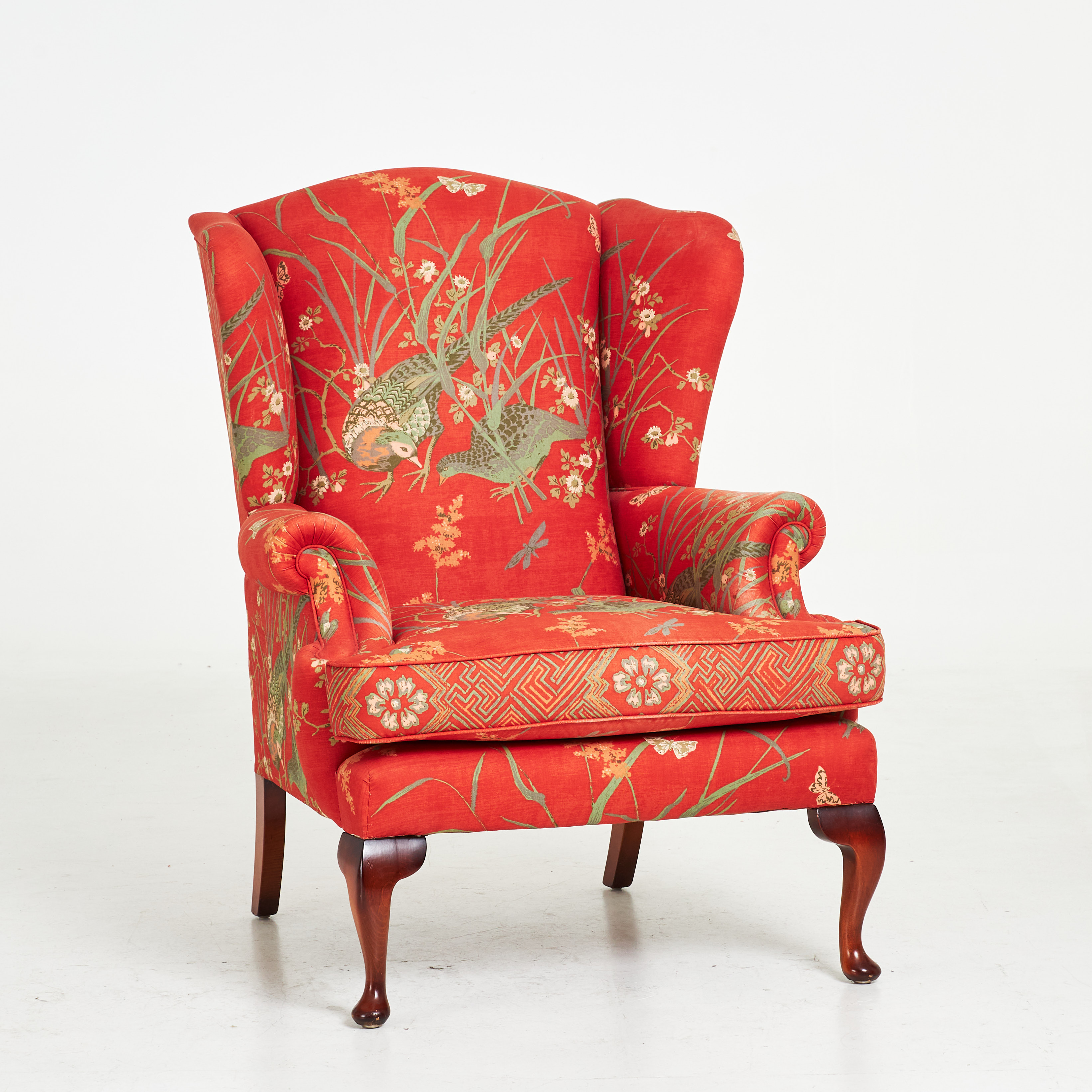 FÅTÖLJ, 1900-tal, klädd i röd textil med dekor av fasaner, Edward Wing.