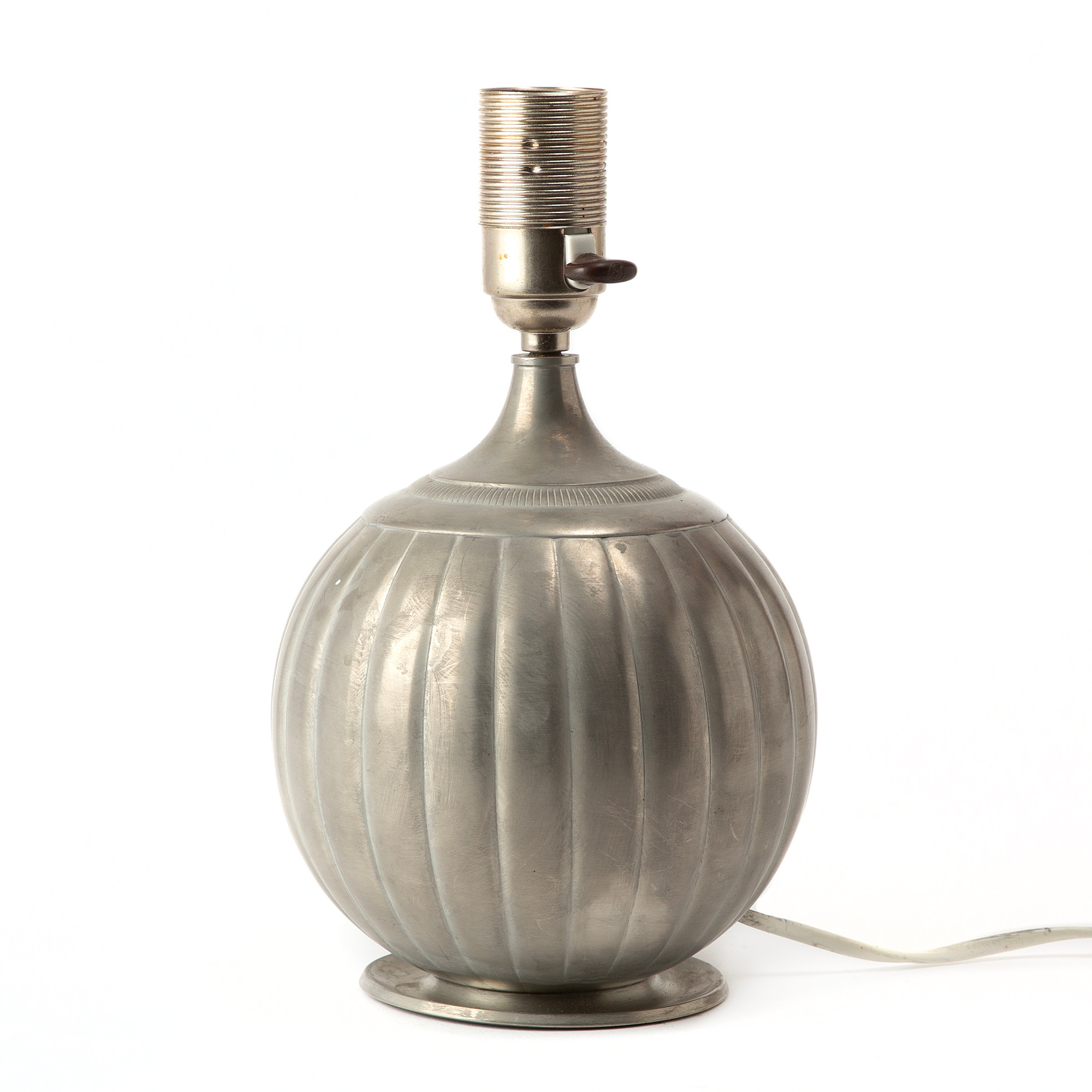 BORDSLAMPA. Nr 385, tenn, GAB, art deco, 1935.