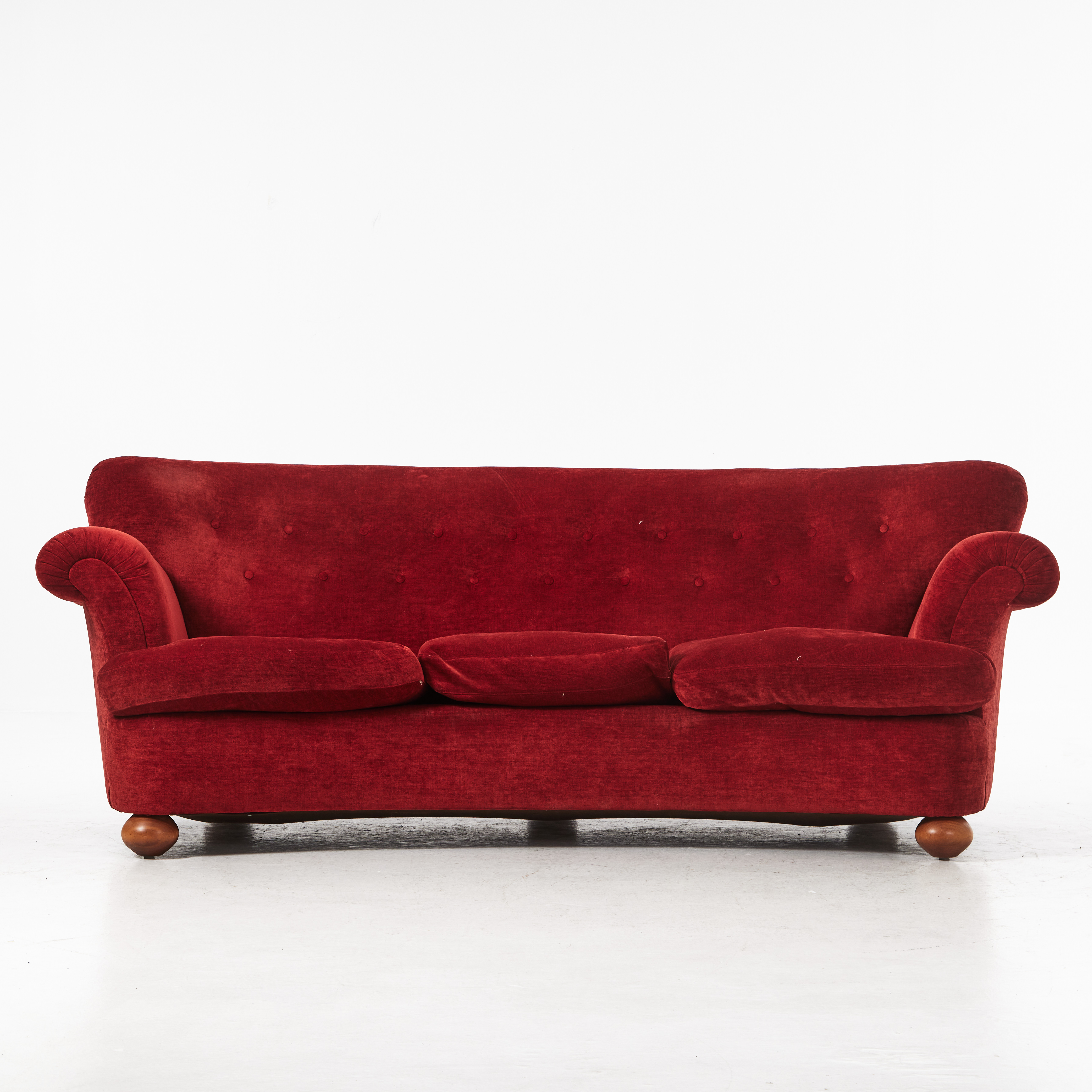 SOFFA, 2000-tal, tresits, svängd form, lösa plymåer, röd textilklädsel.