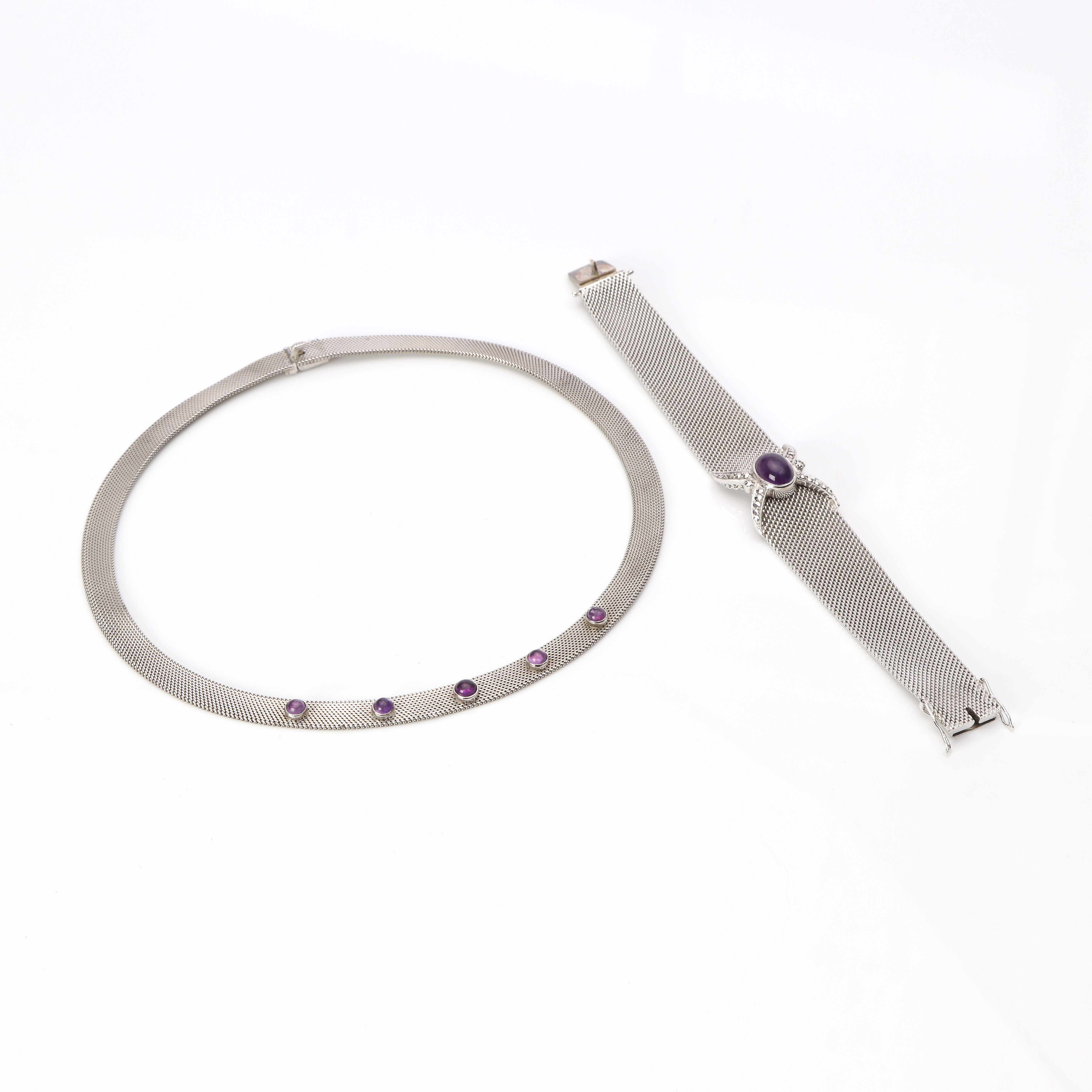 COLLIER OCH ARMBAND. Silver i s.k. Milanesi-länk med cabochonslipade ametister samt fasetterade markasiter.