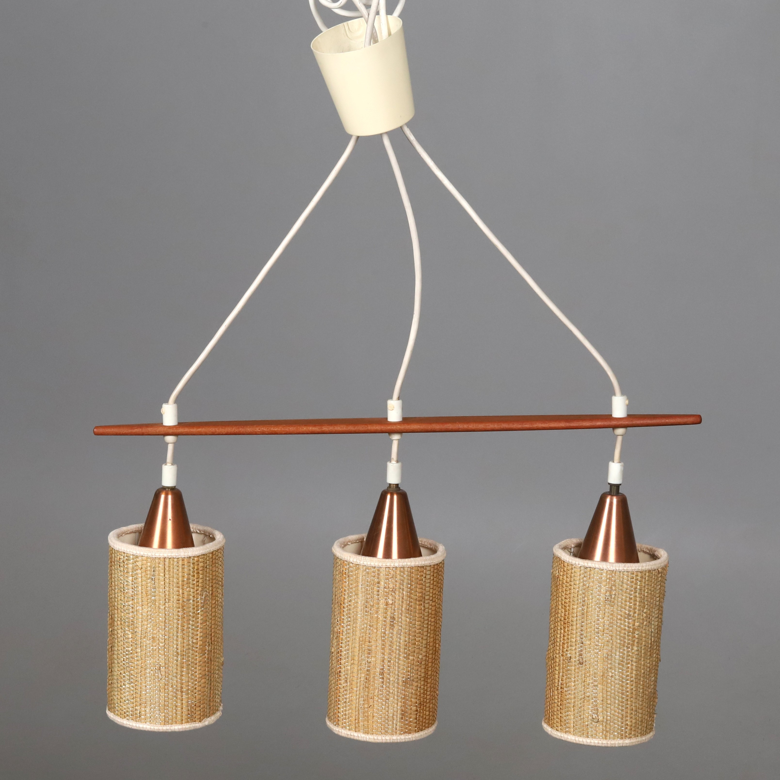 TAKLAMPA. Teak, mässing och bastskärmar. 1960/70-tal.
