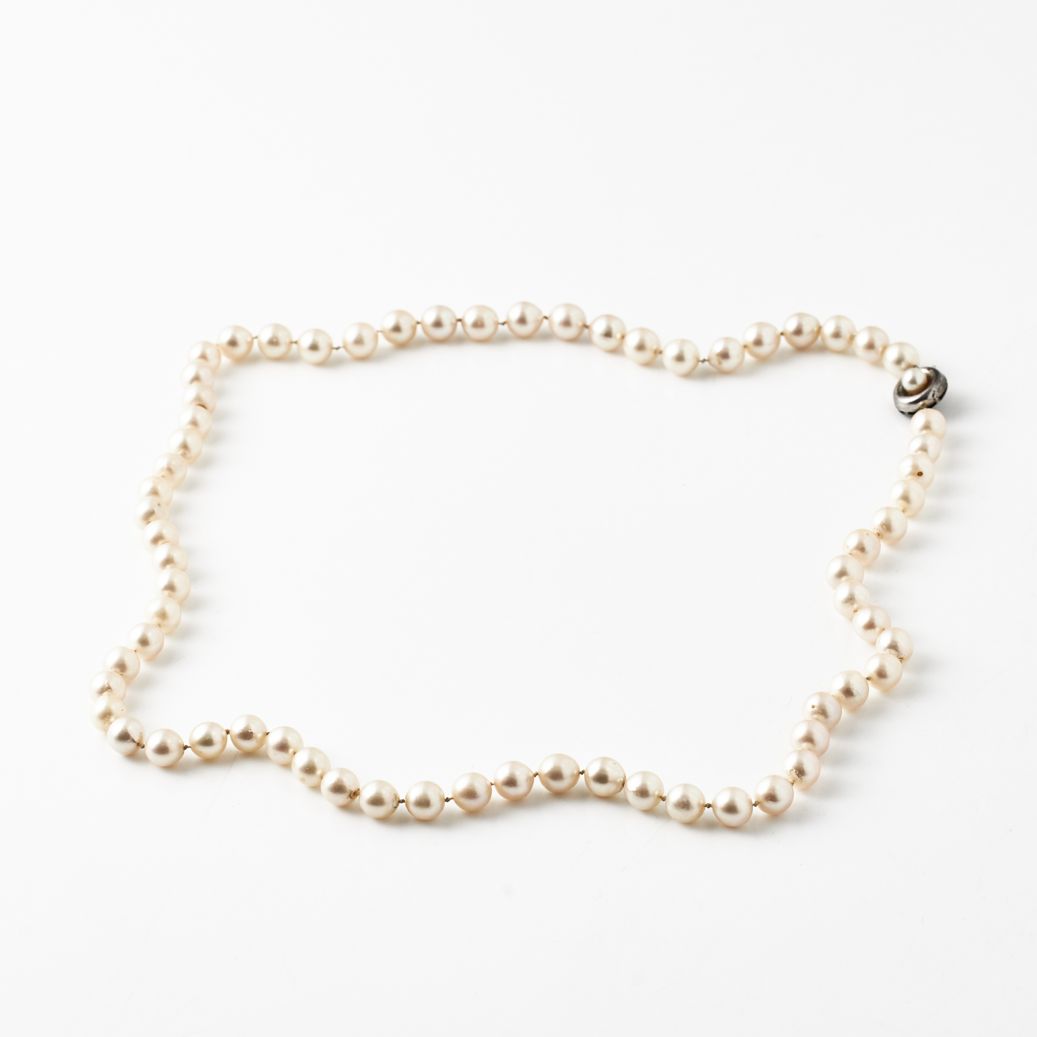 COLLIER, odlade saltvattenspärlor ca 7,4-8,5 mm, lås, silver, dekor med dito pärla.