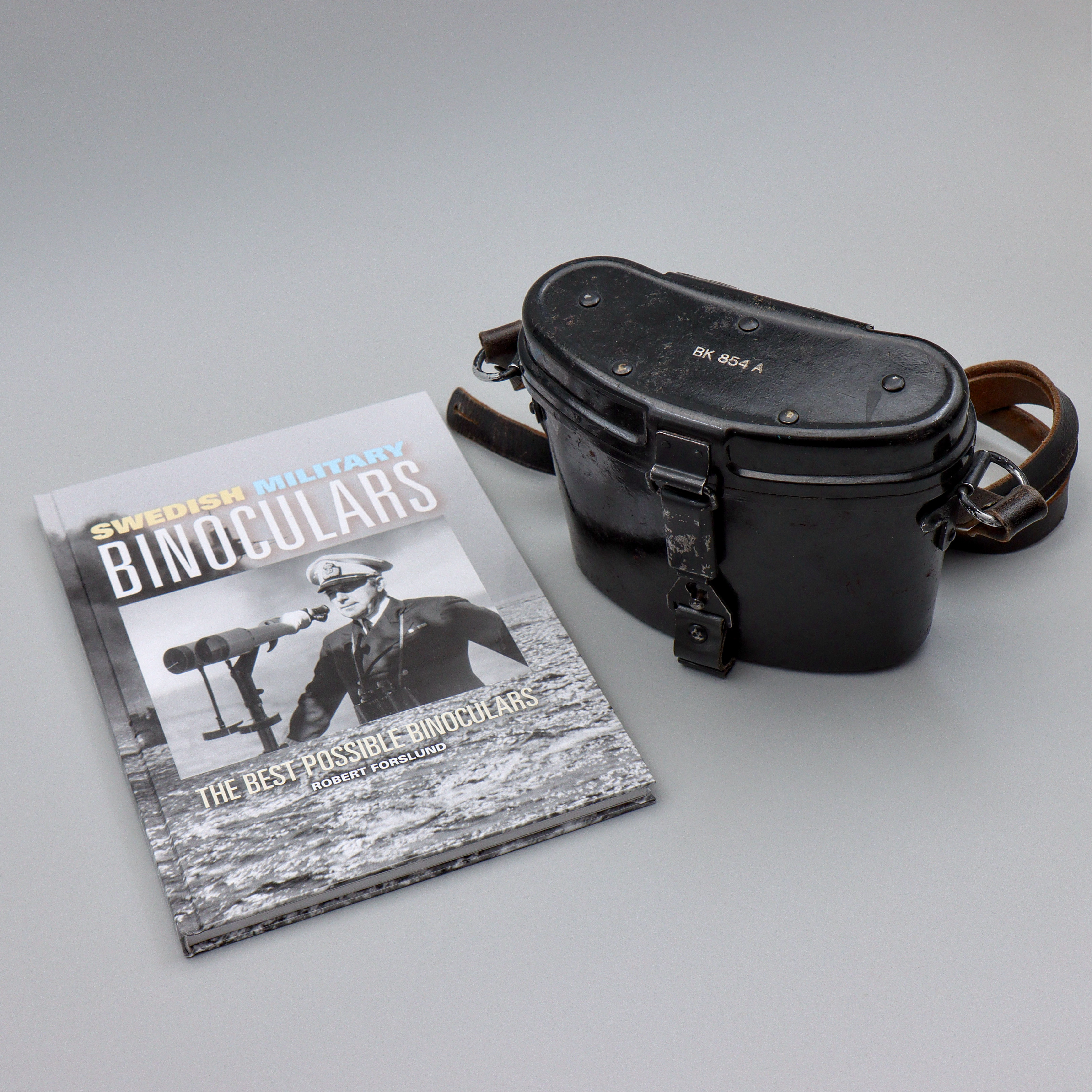 CARL ZEISS JENA, 6X30, M/42, BAKELIT FODRAL "BK 854 A", BOK "SWEDISH MILITARY BINOCULARS" AV ROBERT FORSLUND. PROVENIENS, UR ROBERT FORSLUNDS EGNA SAMLING.