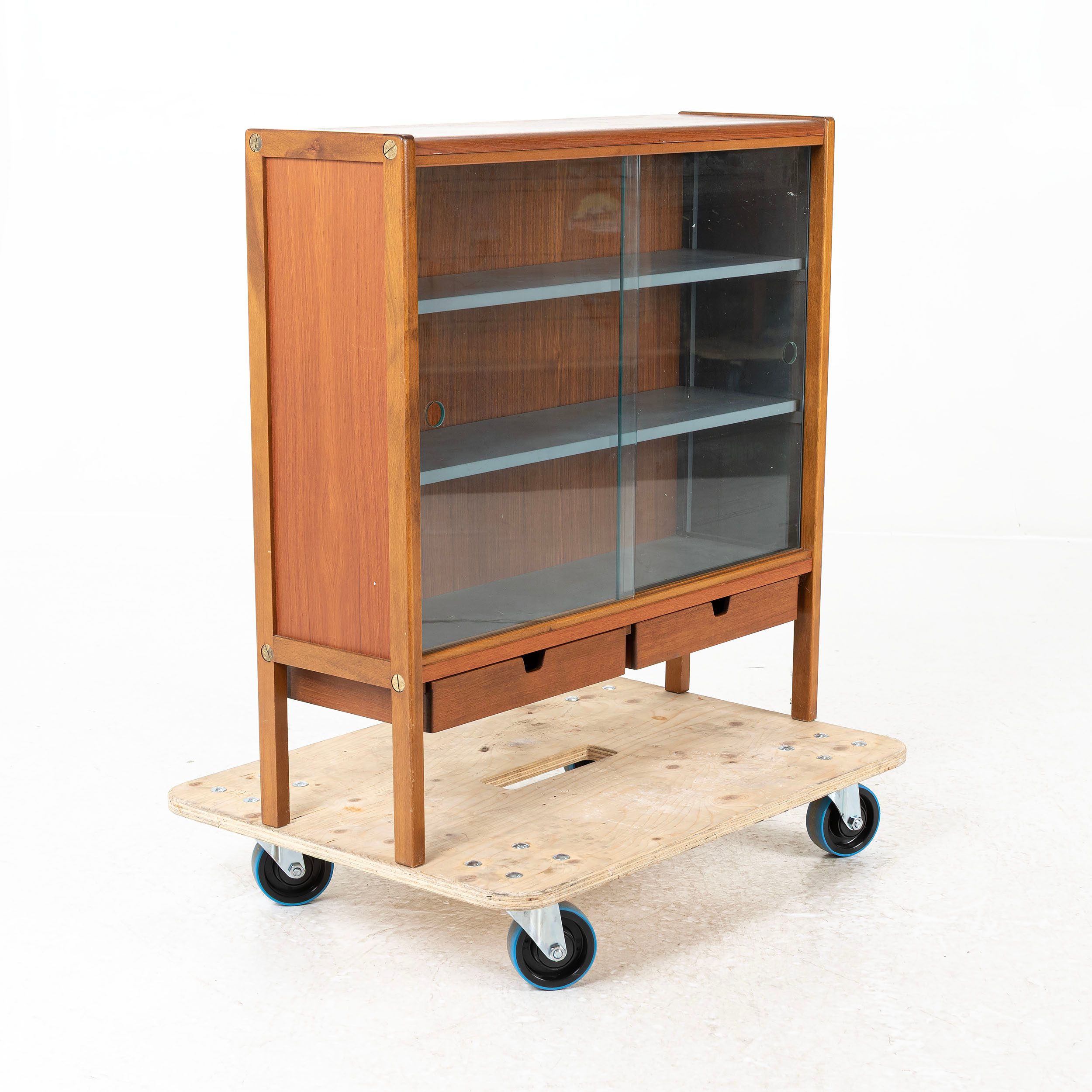 BERTIL FRIDHAGEN. TILLSKRIVEN. Vitrinskåp, teak, 1950/60-tal.