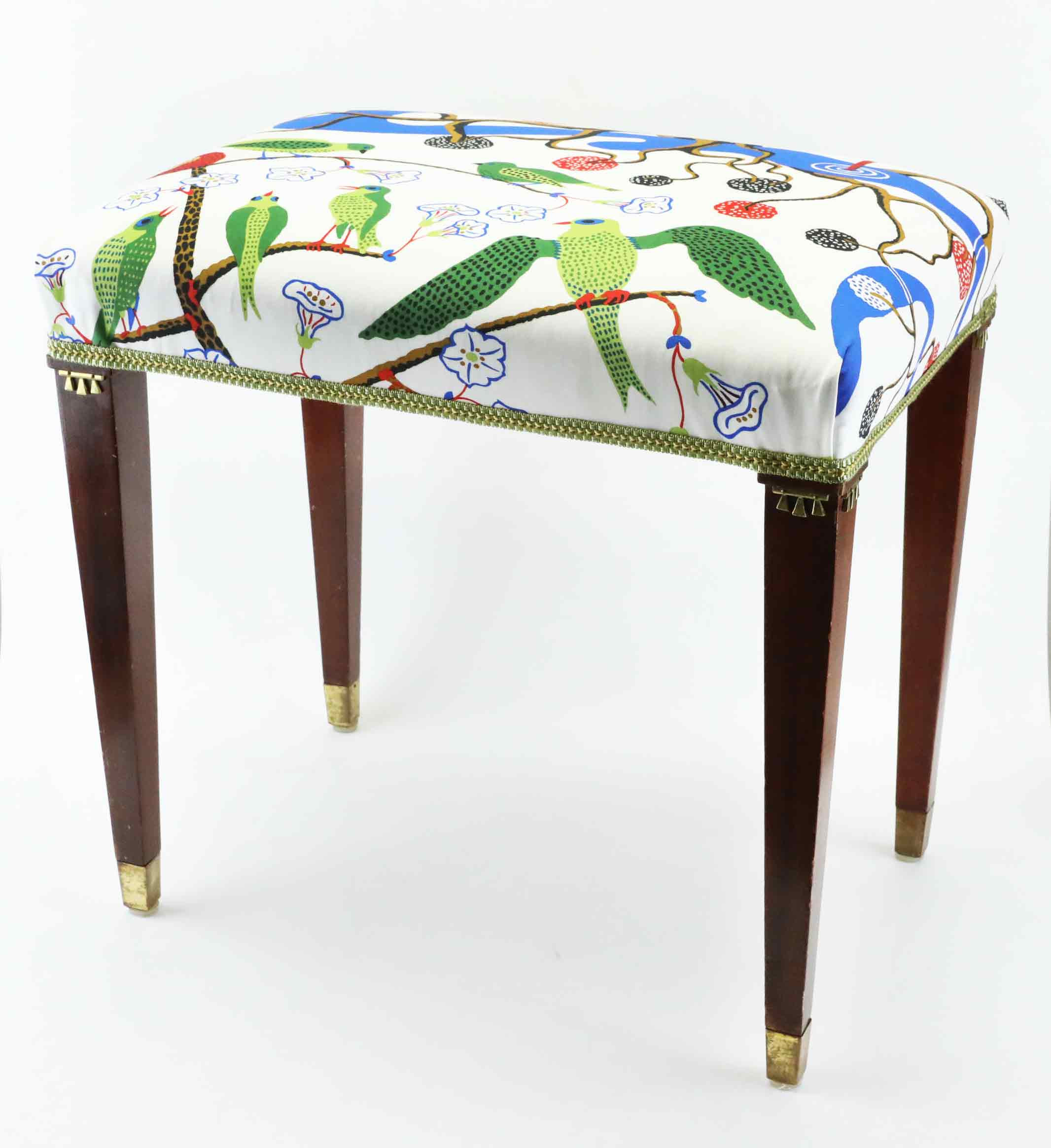 TABURETT, klädsel "Gröna Fåglar" designat av Josef Frank för Svensk Tenn, 1940-tal.