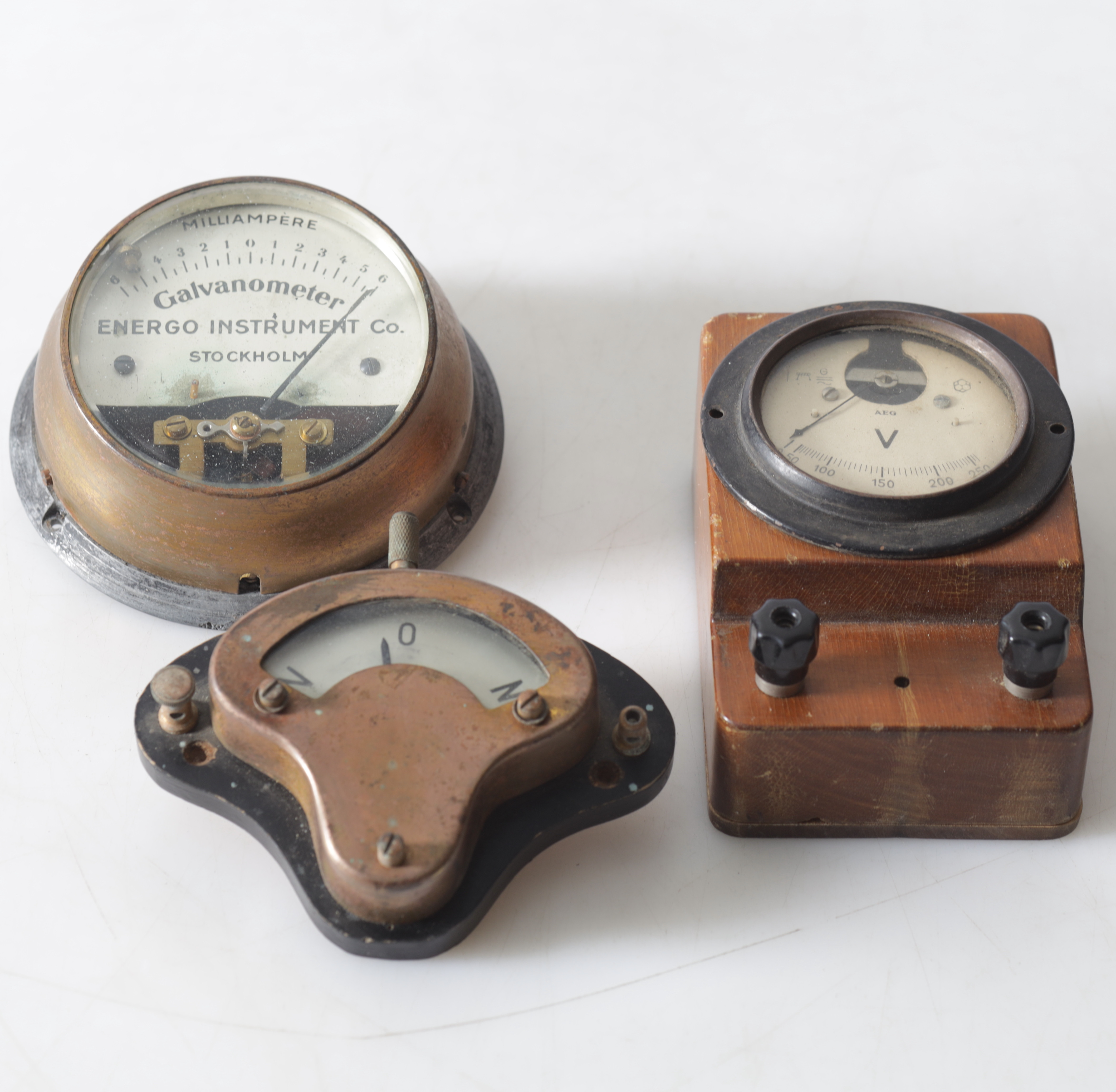TEKNIKA, 3 delar, bl.a. galvanometer & voltmätare, 1900-tal.