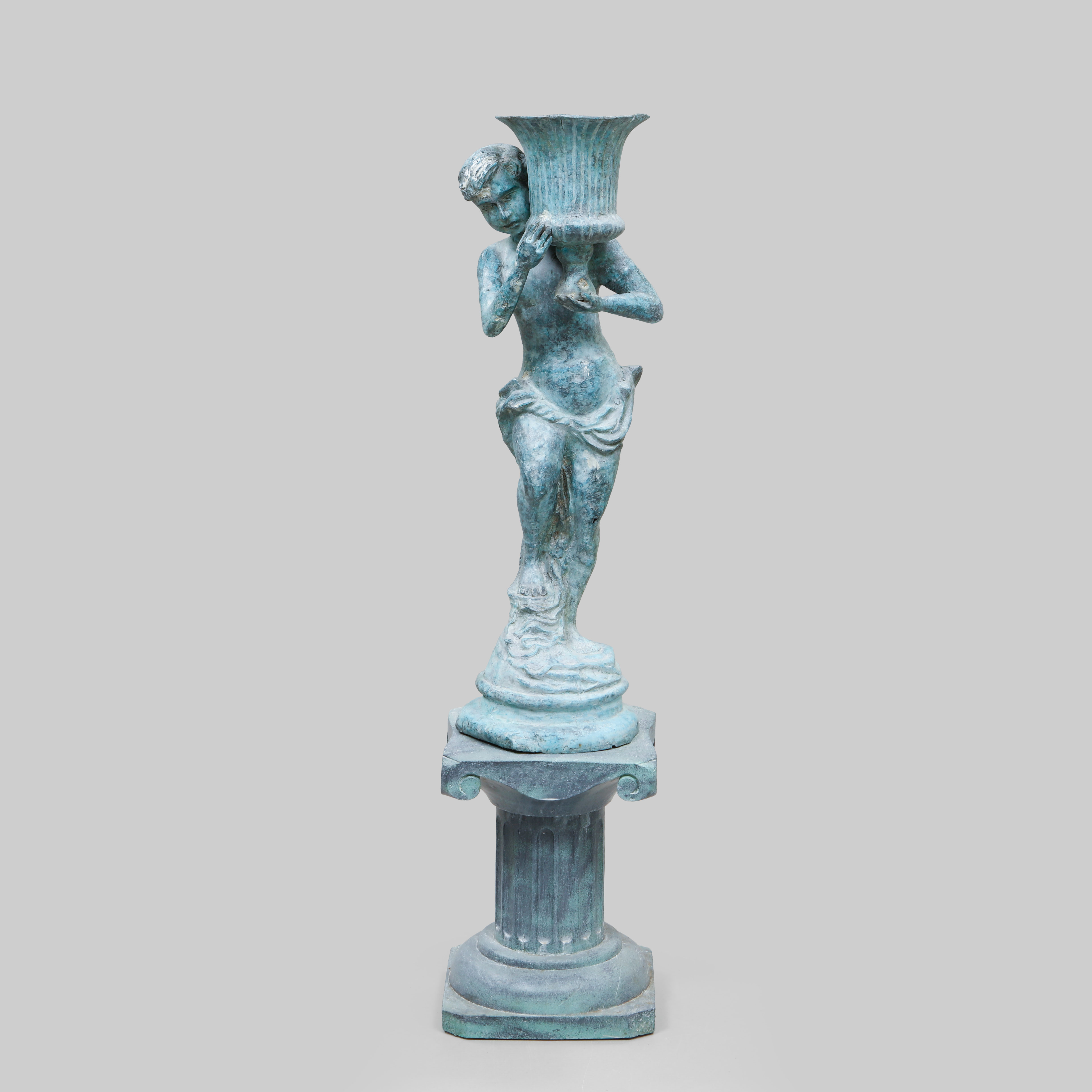 TRÄDGÅRDSSKULPTUR samt PIEDESTAL, patinerad metall samt patinerad gips, 1900-talets slut.