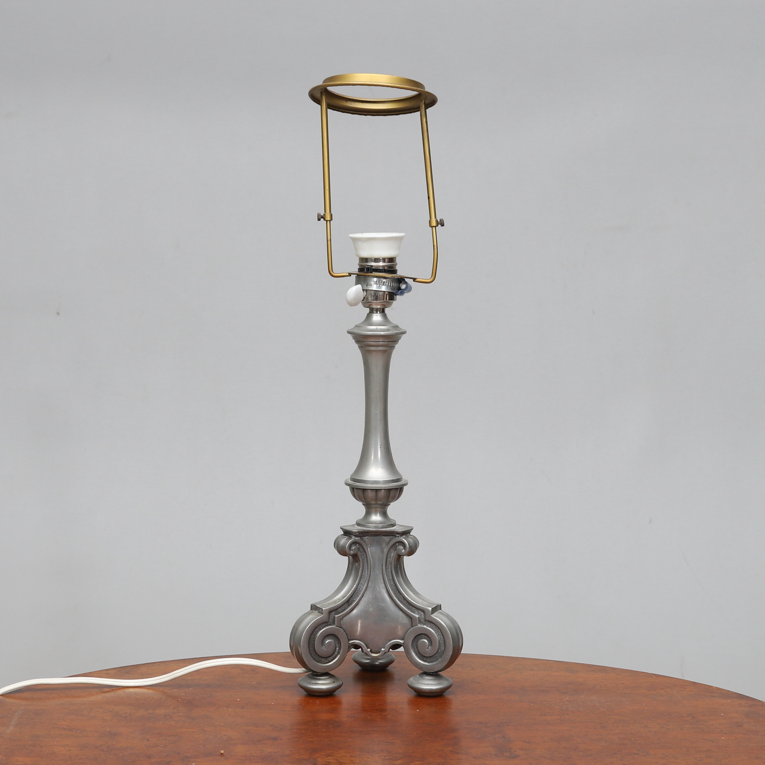 LAMPFOT, vitmetall, barockstil, 1900-talets första hälft.