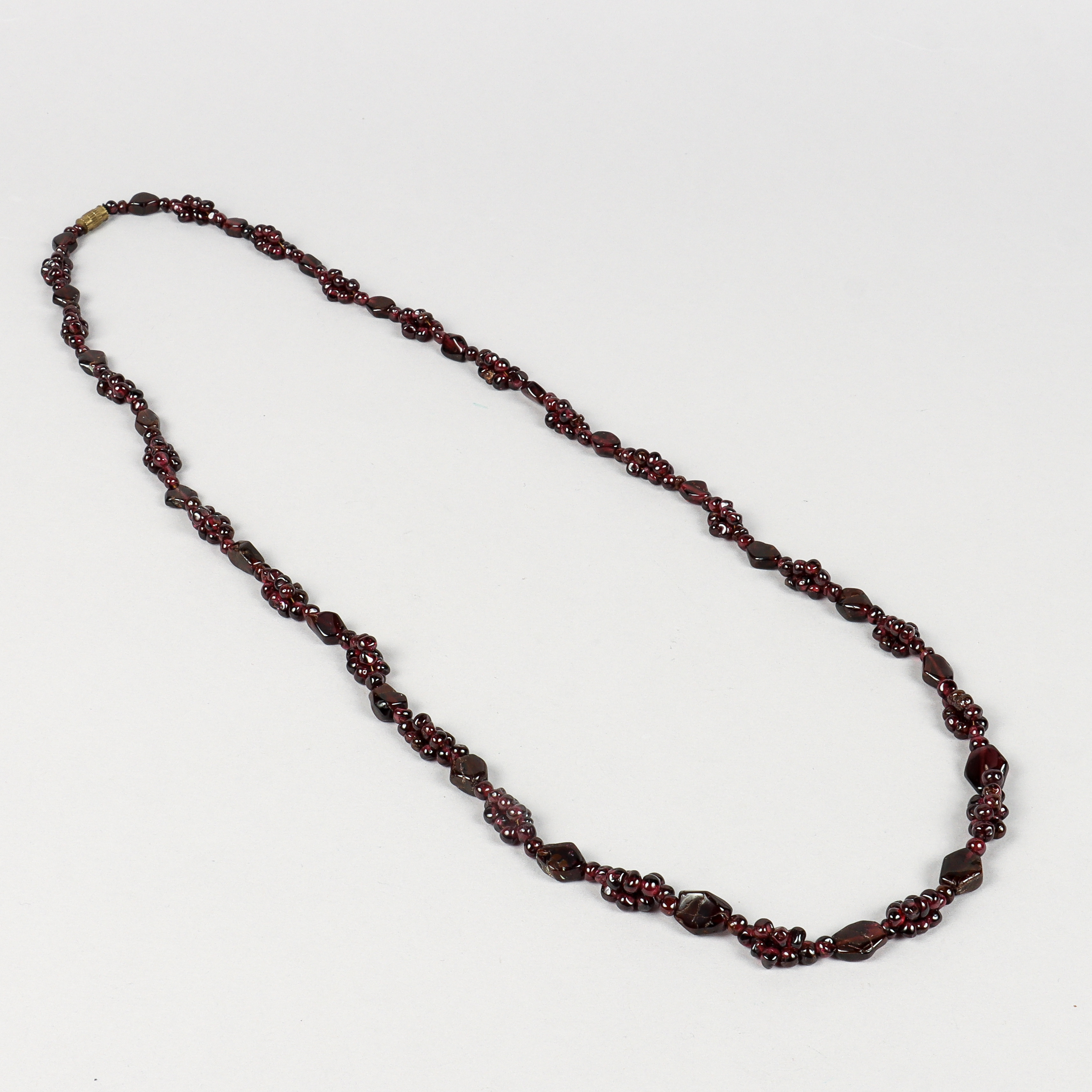 COLLIER trumlade granater i kluster.