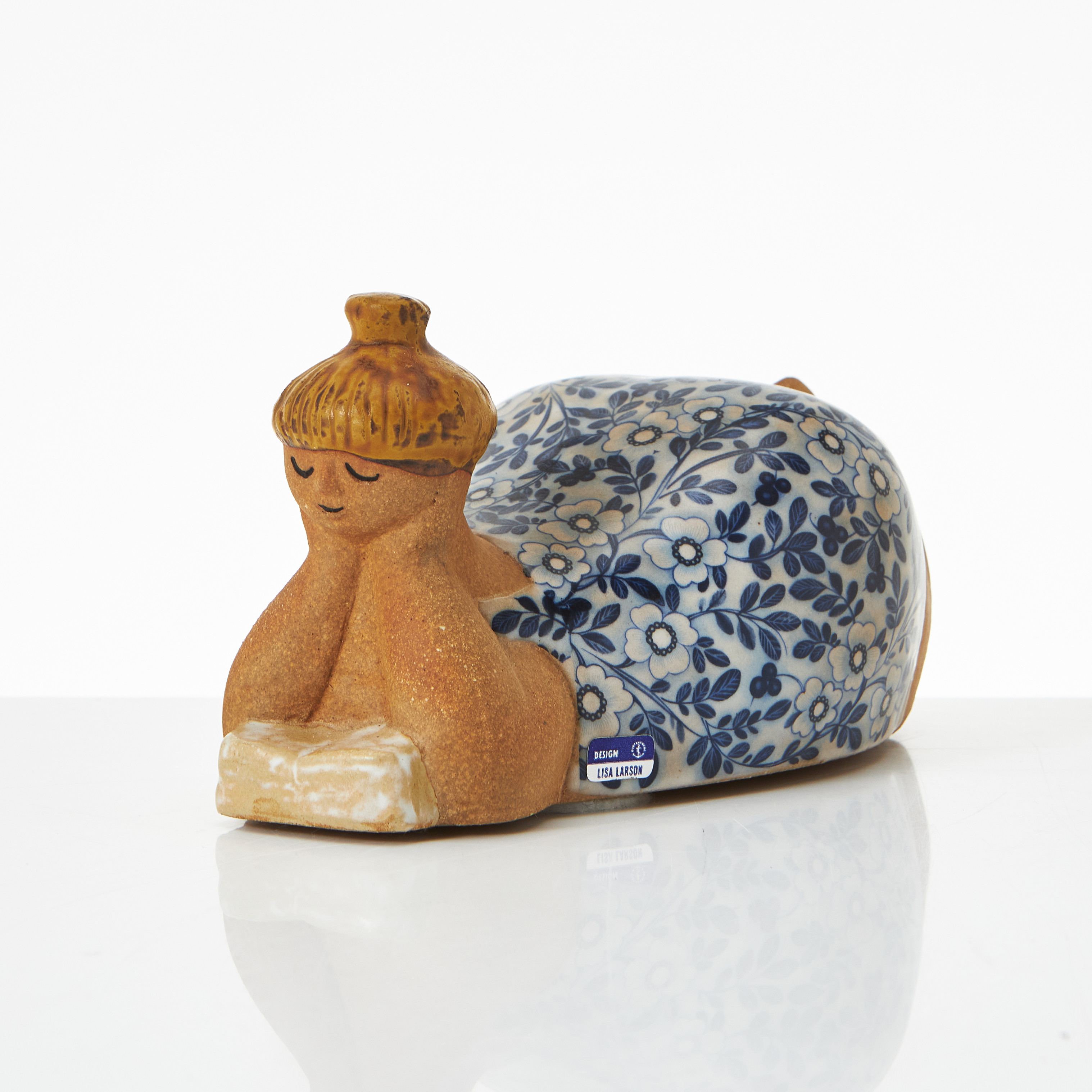 LISA LARSON. (Sverige, 1931–2024). Figurin "Beata" ur ABC-flickorna, glaserat stengods, chromotryck, signerad och etikettmärkt, Gustavsberg studio.