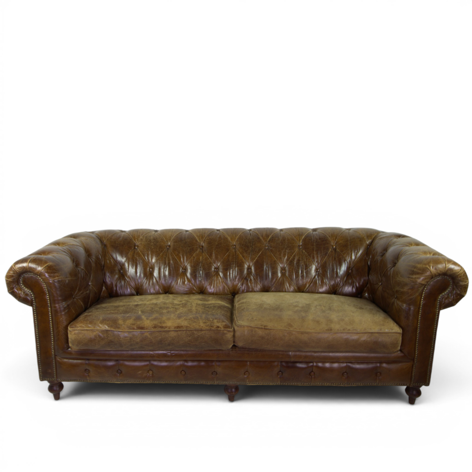 CHESTERFIELD, soffa, 3-sits, patinerat brunt skinn, djupstoppad rygg, kulspikad sarg, nutida.